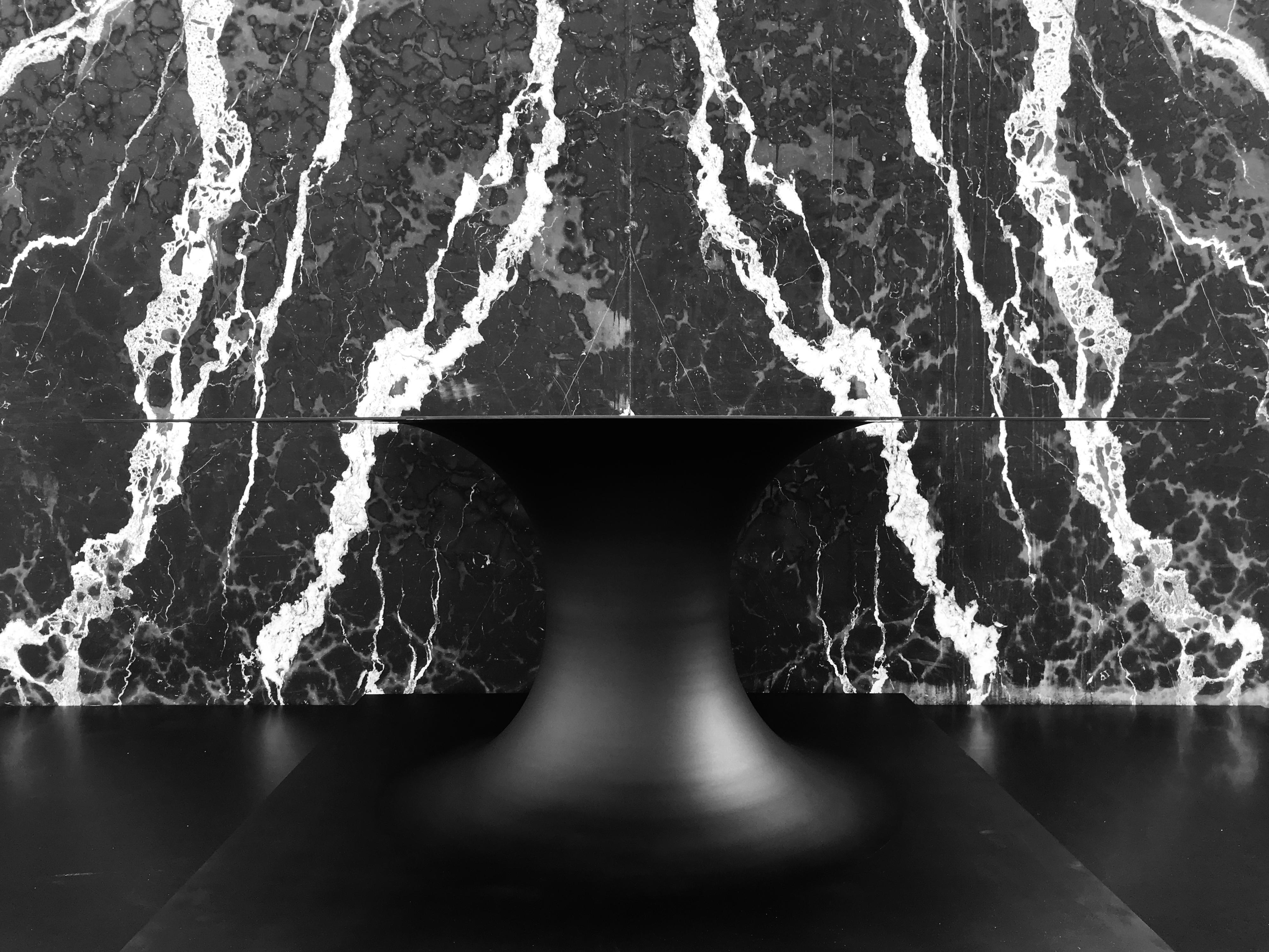 Table d'antiquité en acier filé émaillé noir ultra mat d'Ericson Aesthetics en vente 2