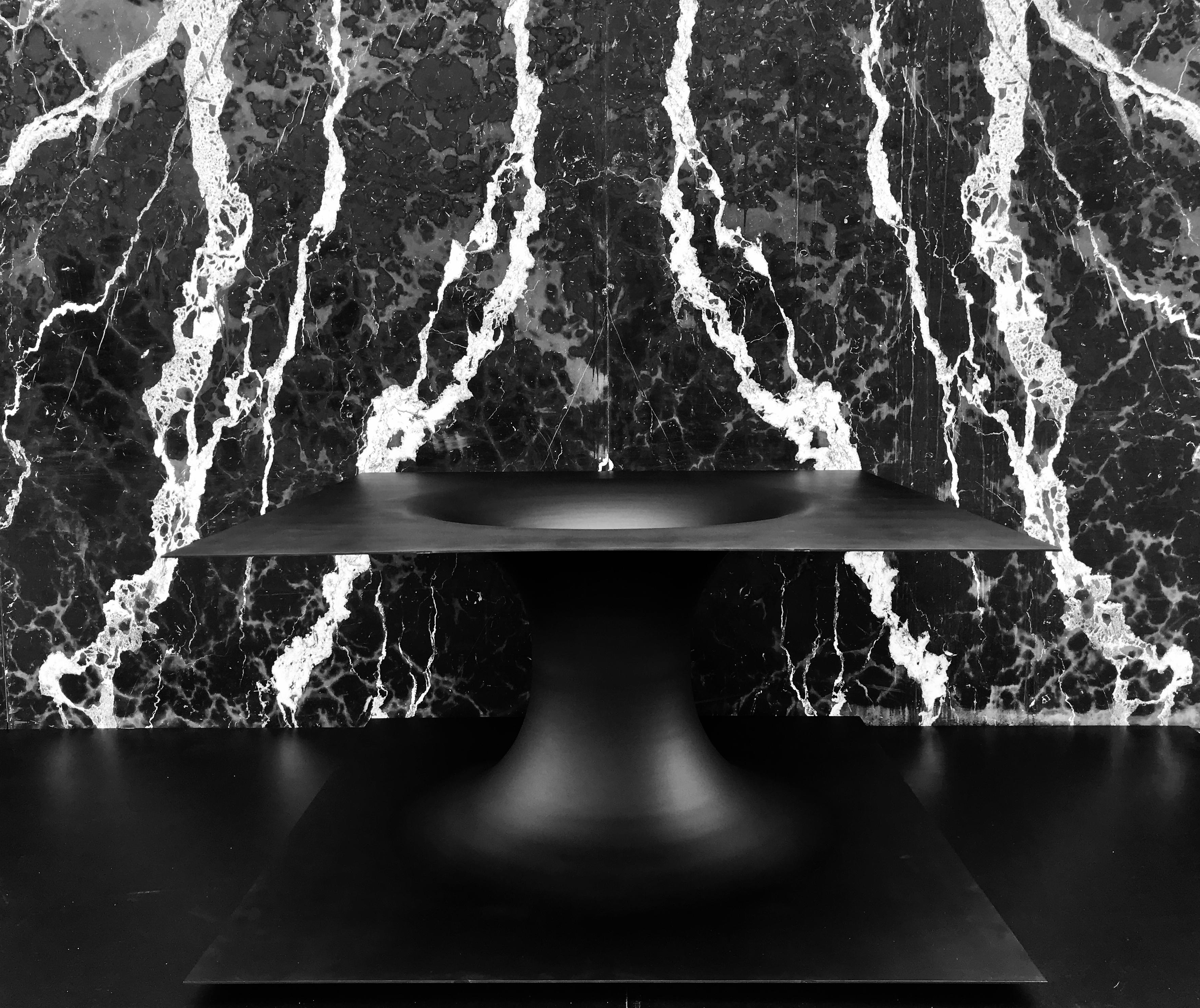 Table d'antiquité en acier filé émaillé noir ultra mat d'Ericson Aesthetics en vente 5