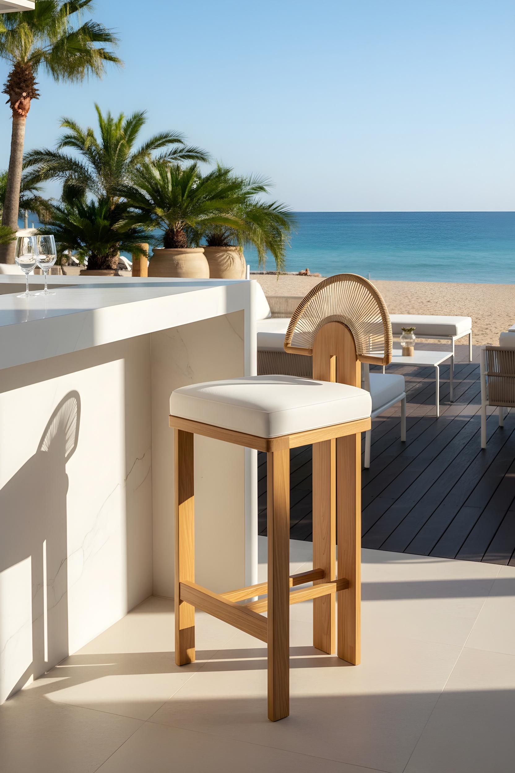 La sedia da bar Antibes, creata in collaborazione con Mediterrazza, è un pezzo scultoreo che celebra l'eleganza e l'artigianato mediterraneo. Realizzata in resistente legno di iroko per gli ambienti esterni, presenta un caratteristico schienale con