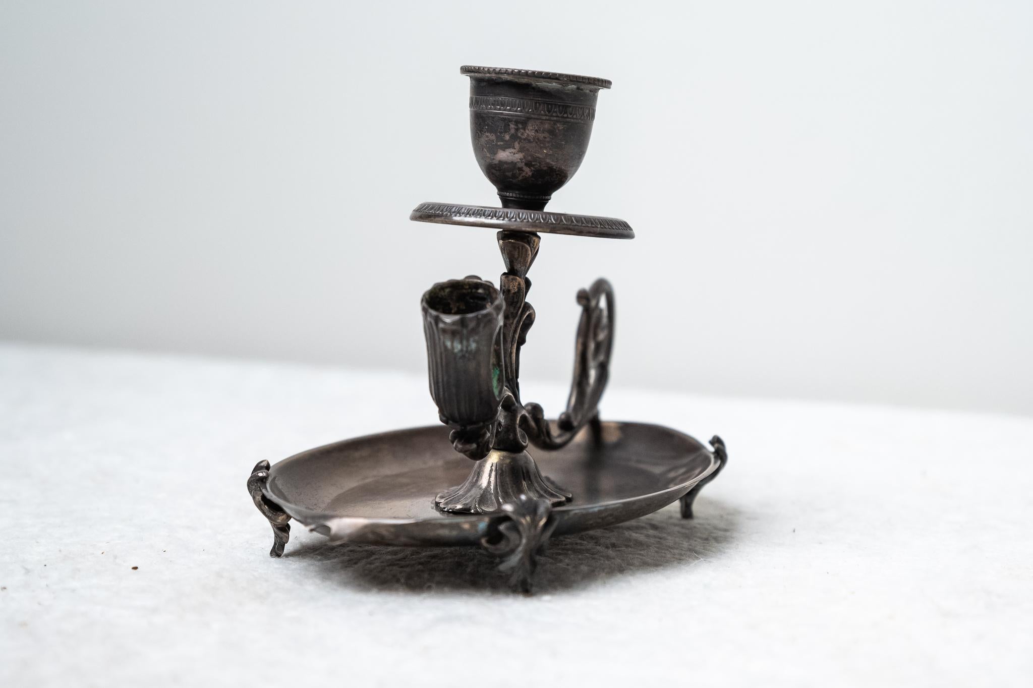 Antica Bugia / Candelabro, Made in Italy, finales del siglo XIX. 
Particular Bugia / Candelabro de latón con pátina original. Puede utilizarse para una cena romántica o para paliar la falta de luz en el hogar, incluso para una representación