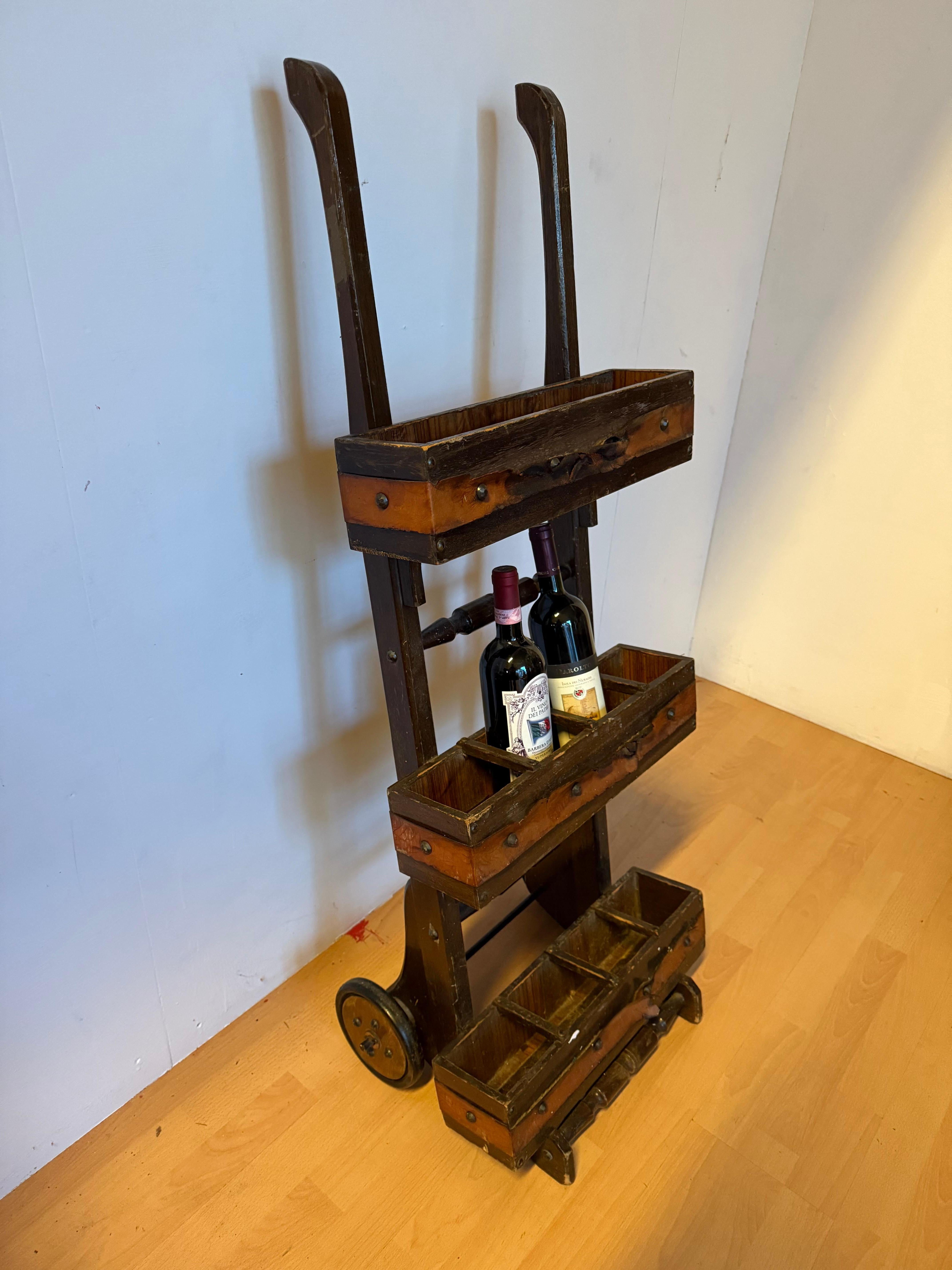 Bodega antigua y botellero multiusos SIGLO XX en Excelente estado para la venta en Cantù, IT