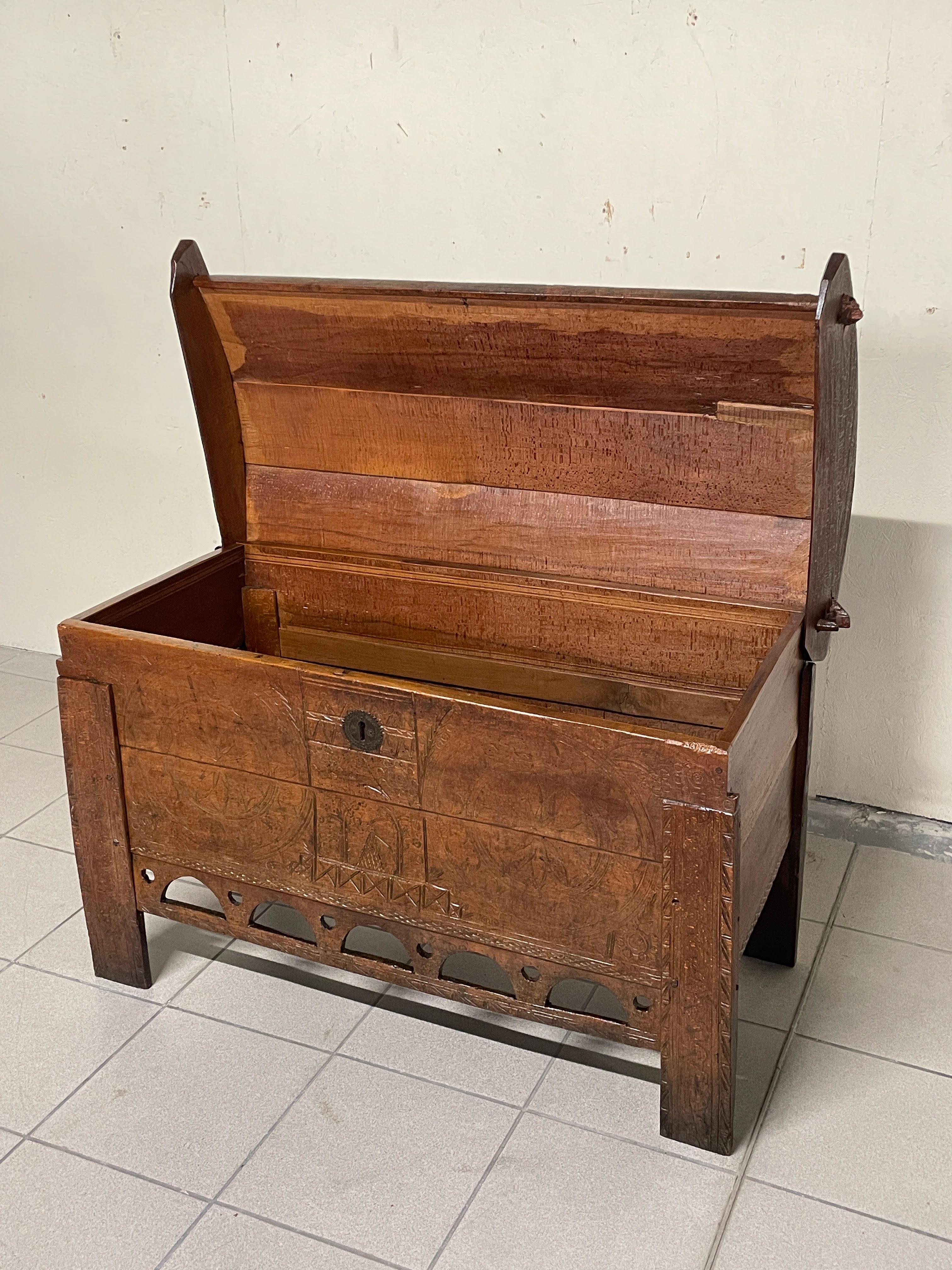 Coffret ancien en bois de hêtre gravé du 19e siècle en vente 3