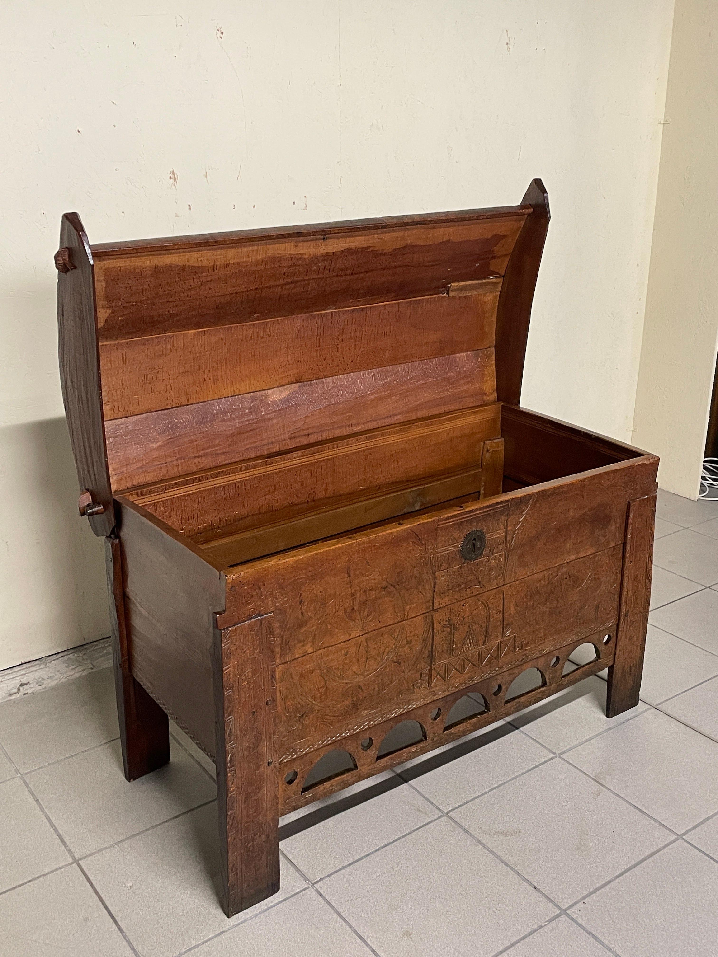 Coffret ancien en bois de hêtre gravé du 19e siècle en vente 4