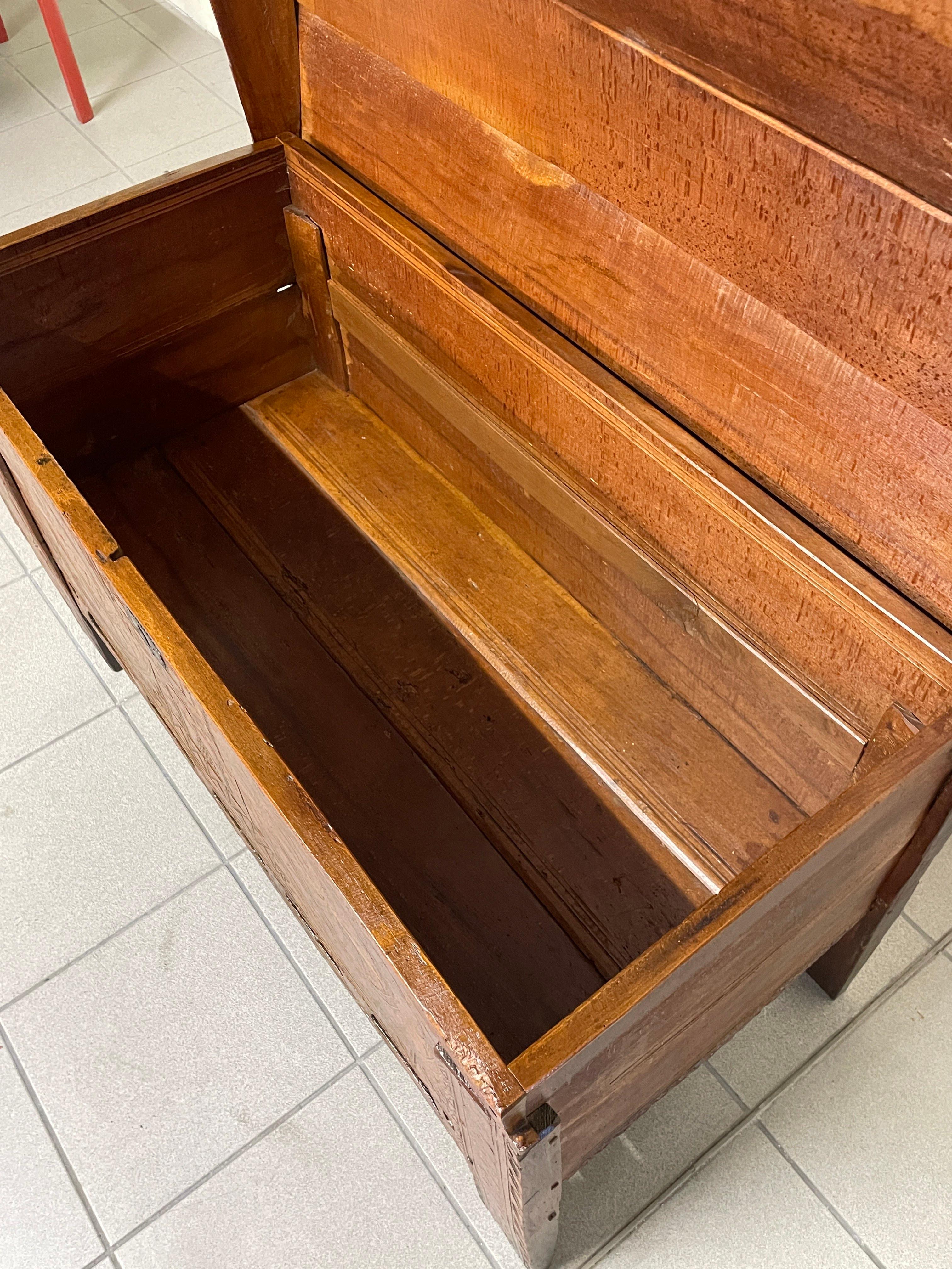 Coffret ancien en bois de hêtre gravé du 19e siècle en vente 5