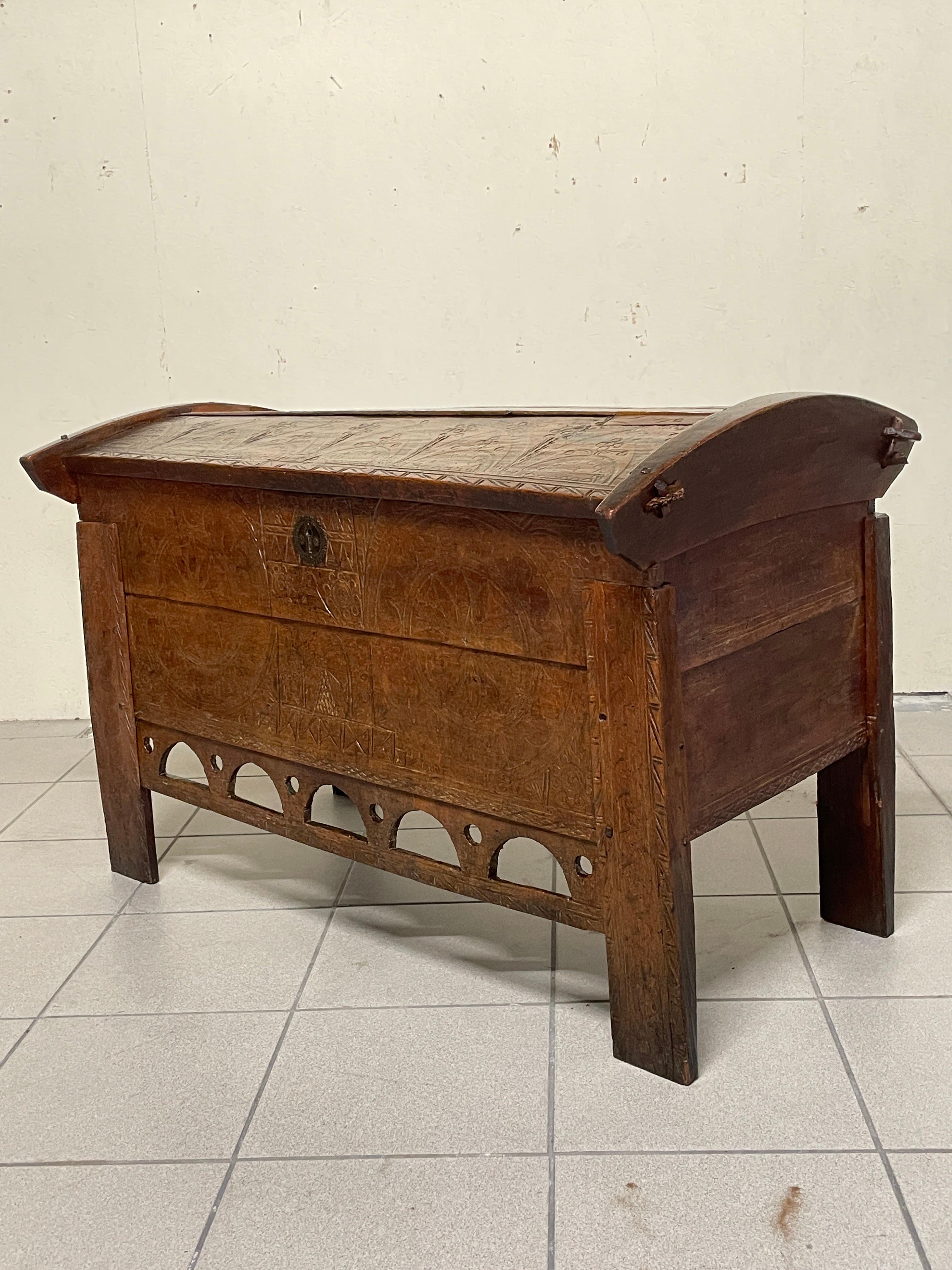 Coffret ancien en bois de hêtre gravé du 19e siècle en vente 6