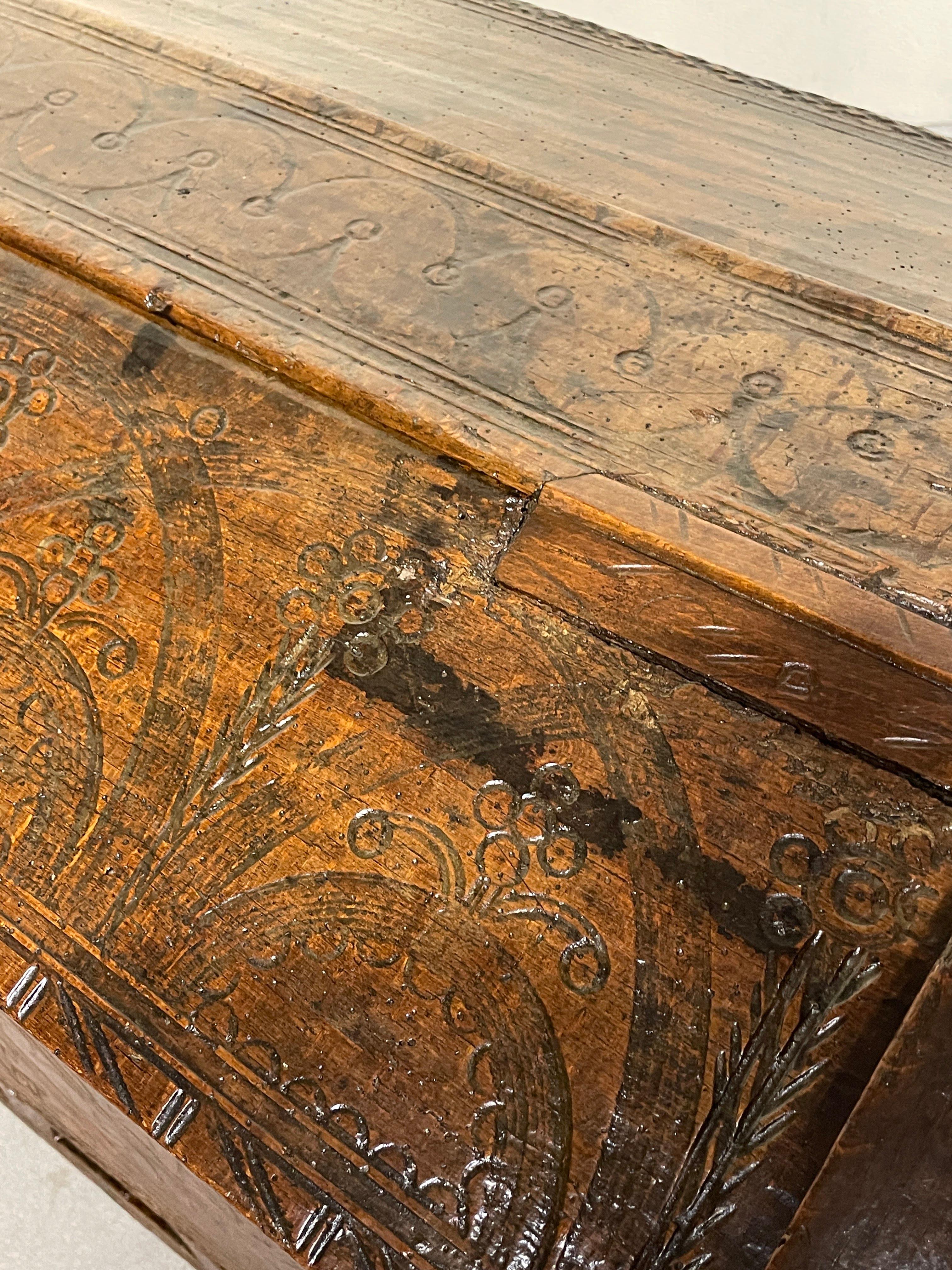 Coffret ancien en bois de hêtre gravé du 19e siècle en vente 7