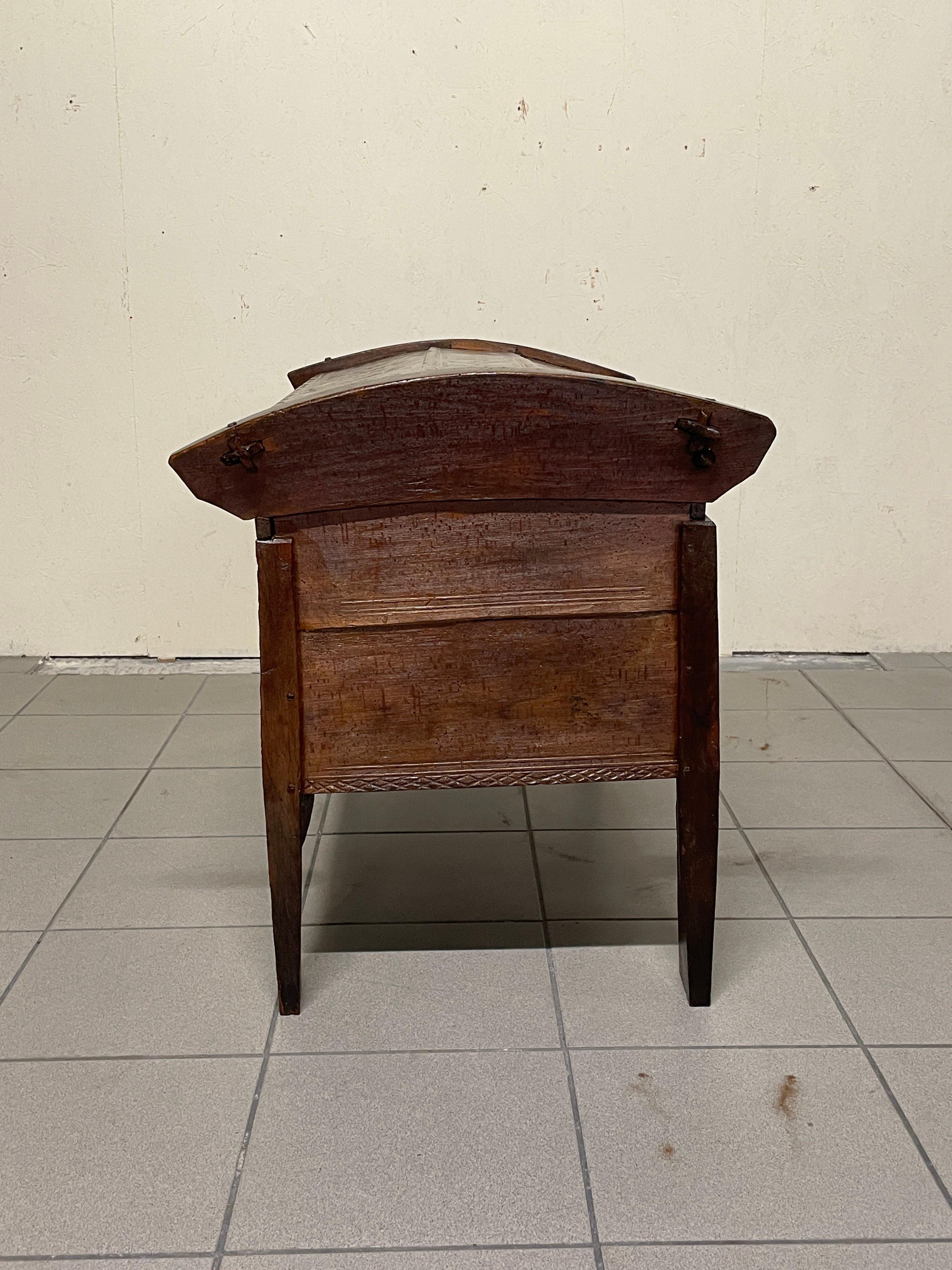 Coffret ancien en bois de hêtre gravé du 19e siècle en vente 8