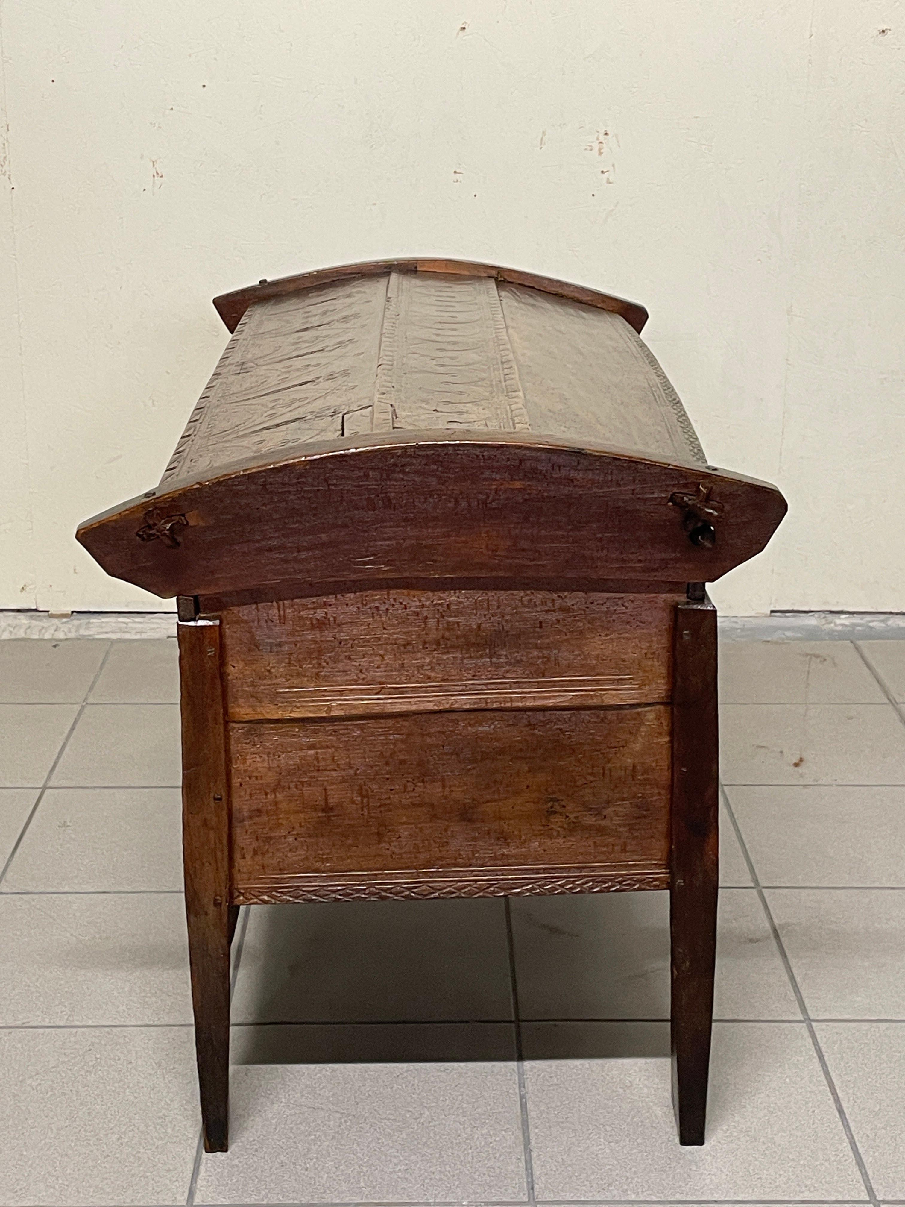 Coffret ancien en bois de hêtre gravé du 19e siècle en vente 9