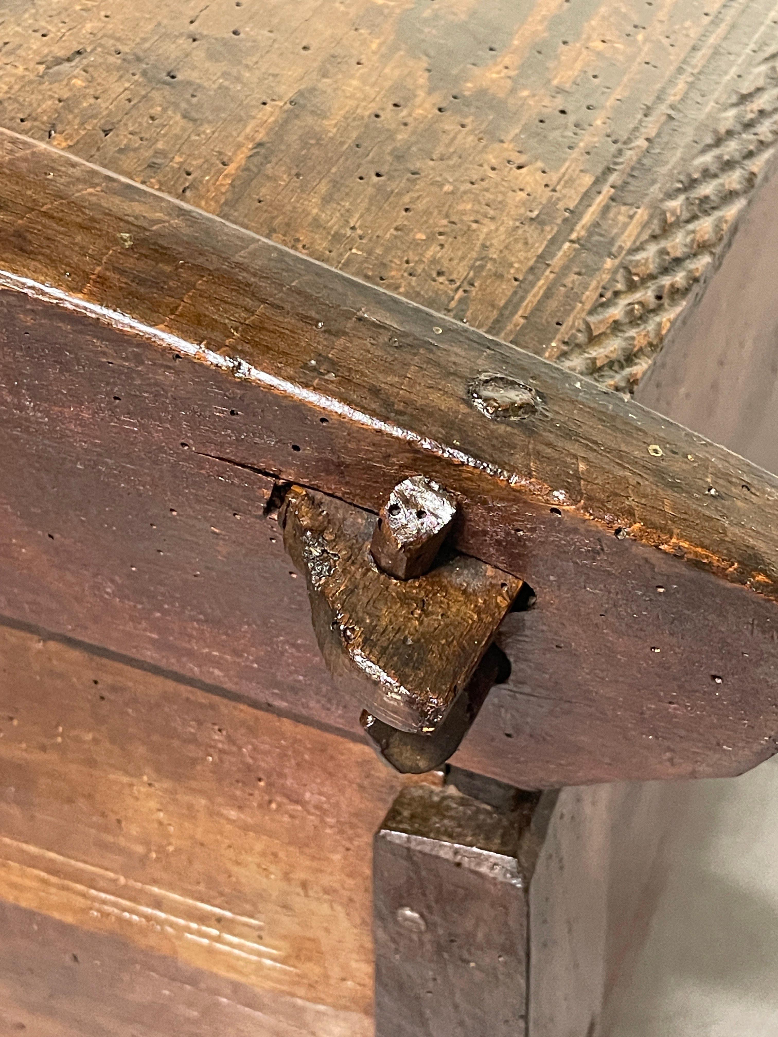 Coffret ancien en bois de hêtre gravé du 19e siècle en vente 10