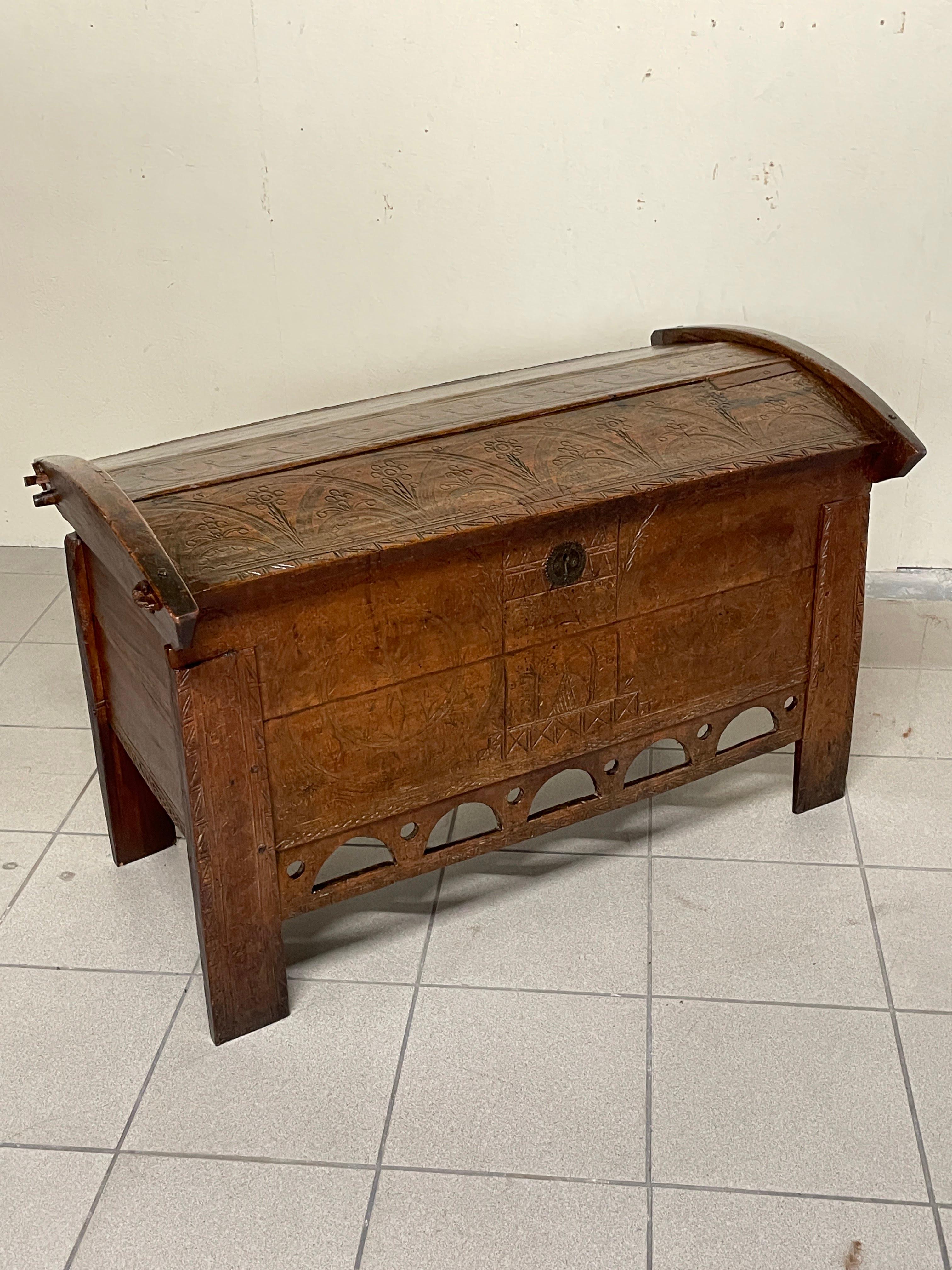 Coffret ancien en bois de hêtre gravé du 19e siècle en vente 11