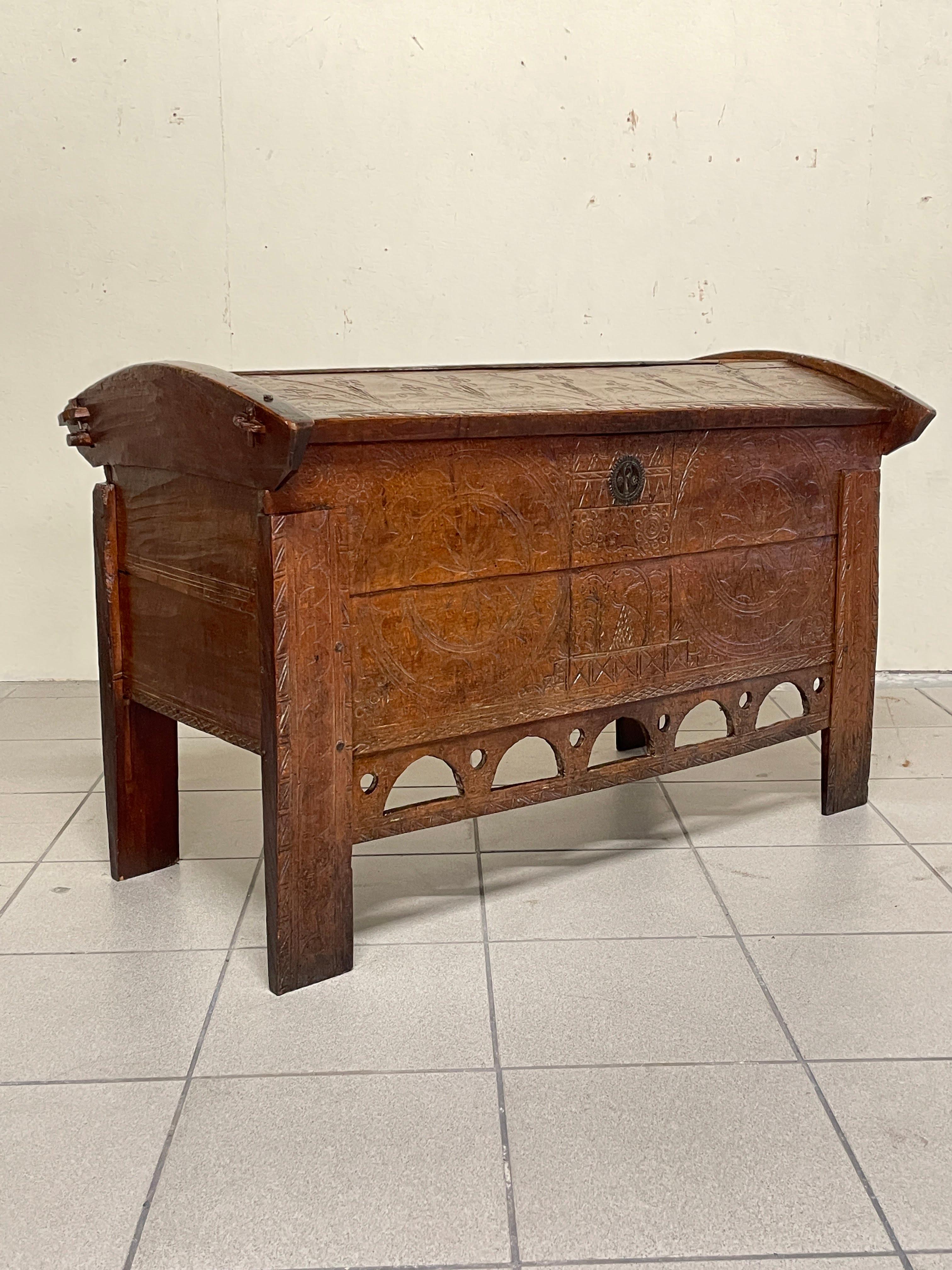 Coffret ancien en bois de hêtre gravé du 19e siècle en vente 12