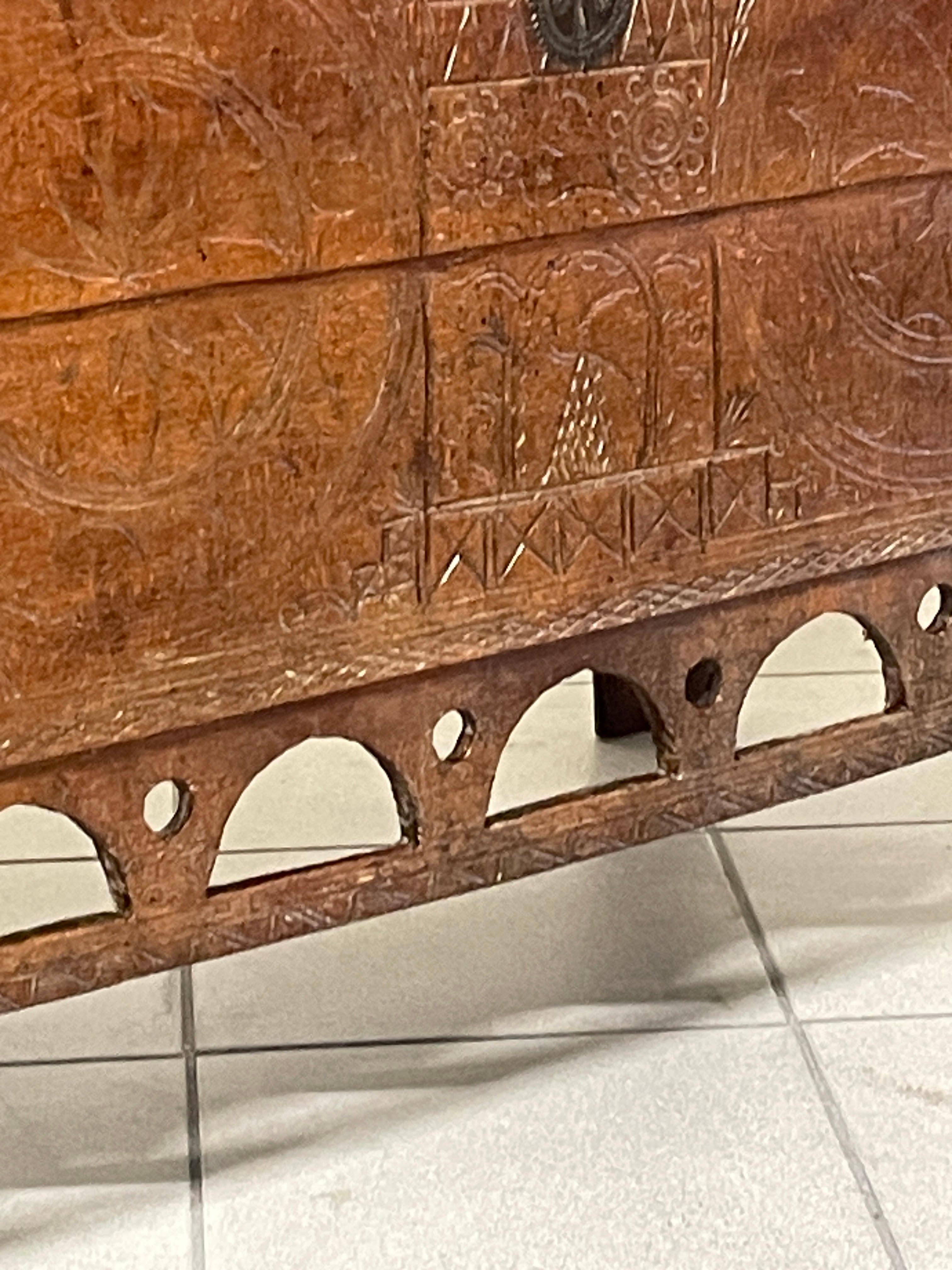 Coffret ancien en bois de hêtre gravé du 19e siècle en vente 13