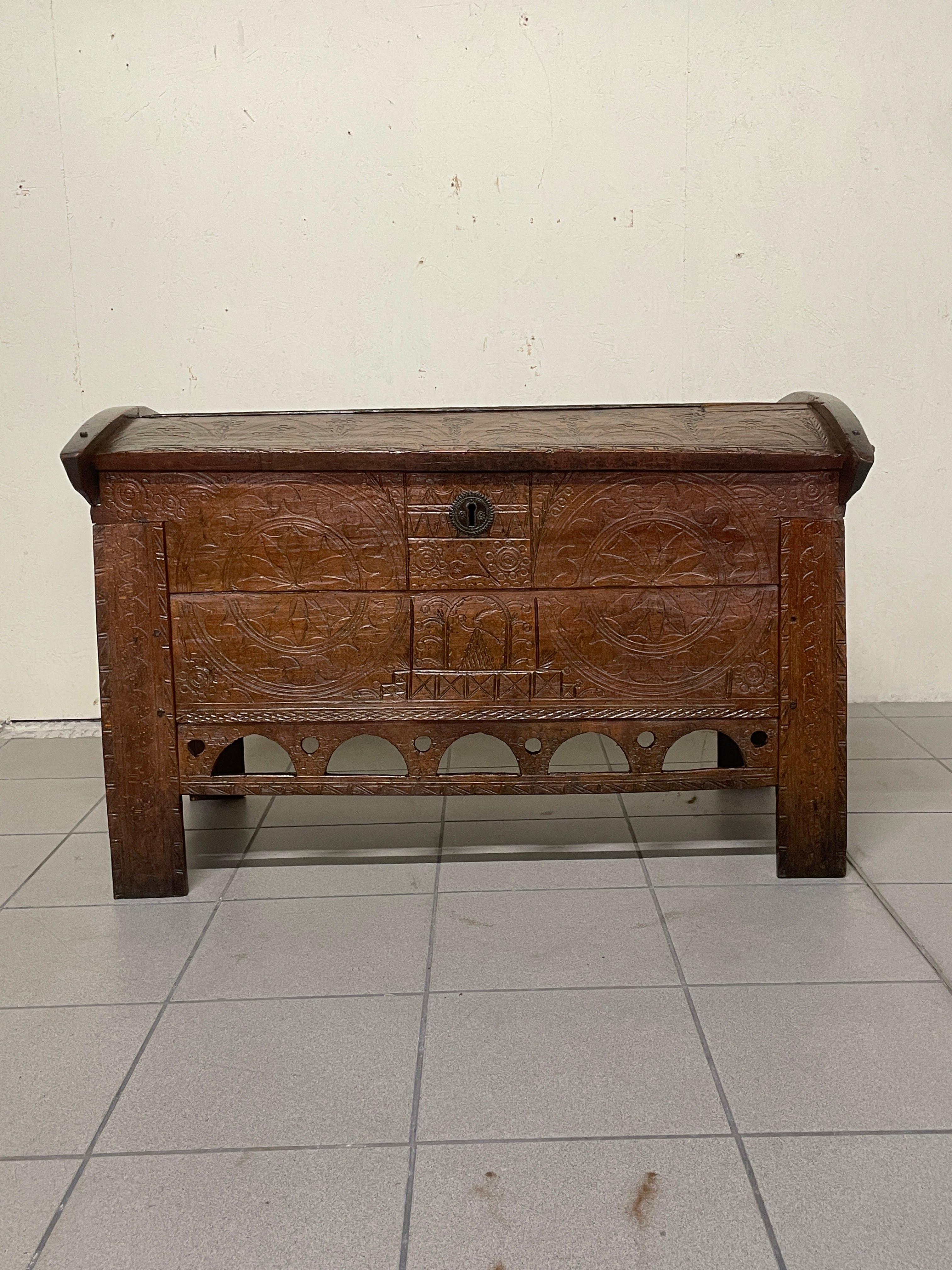 Rustique Coffret ancien en bois de hêtre gravé du 19e siècle en vente