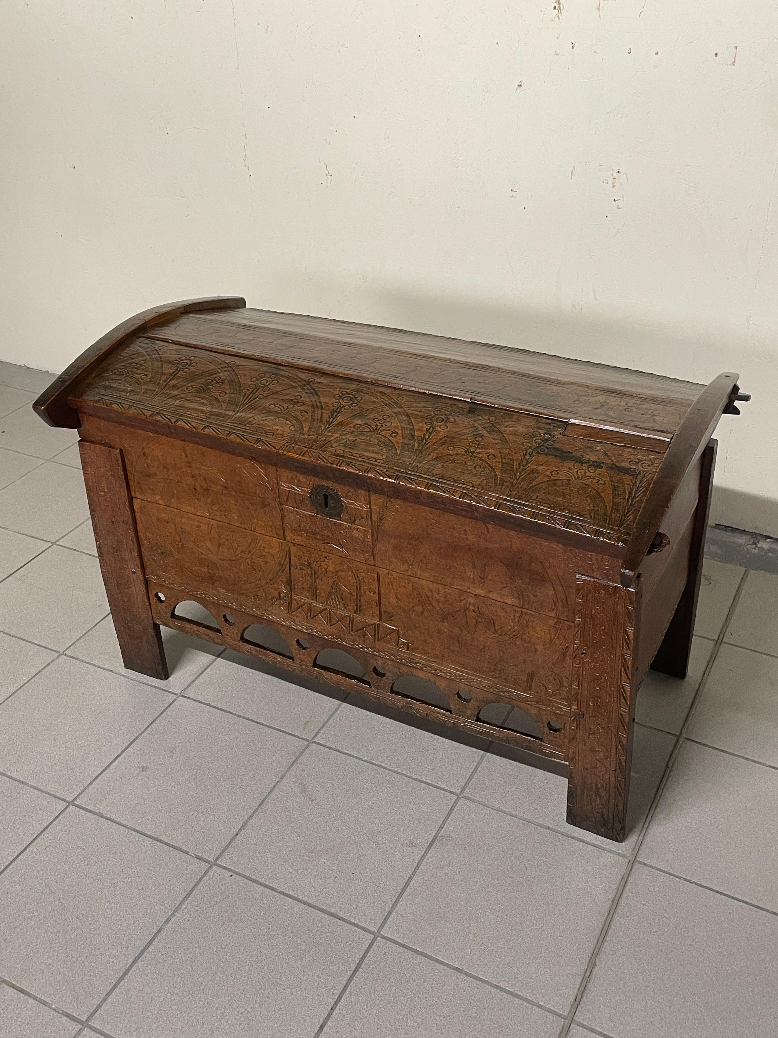 Italian Coffret ancien en bois de hêtre gravé du 19e siècle en vente