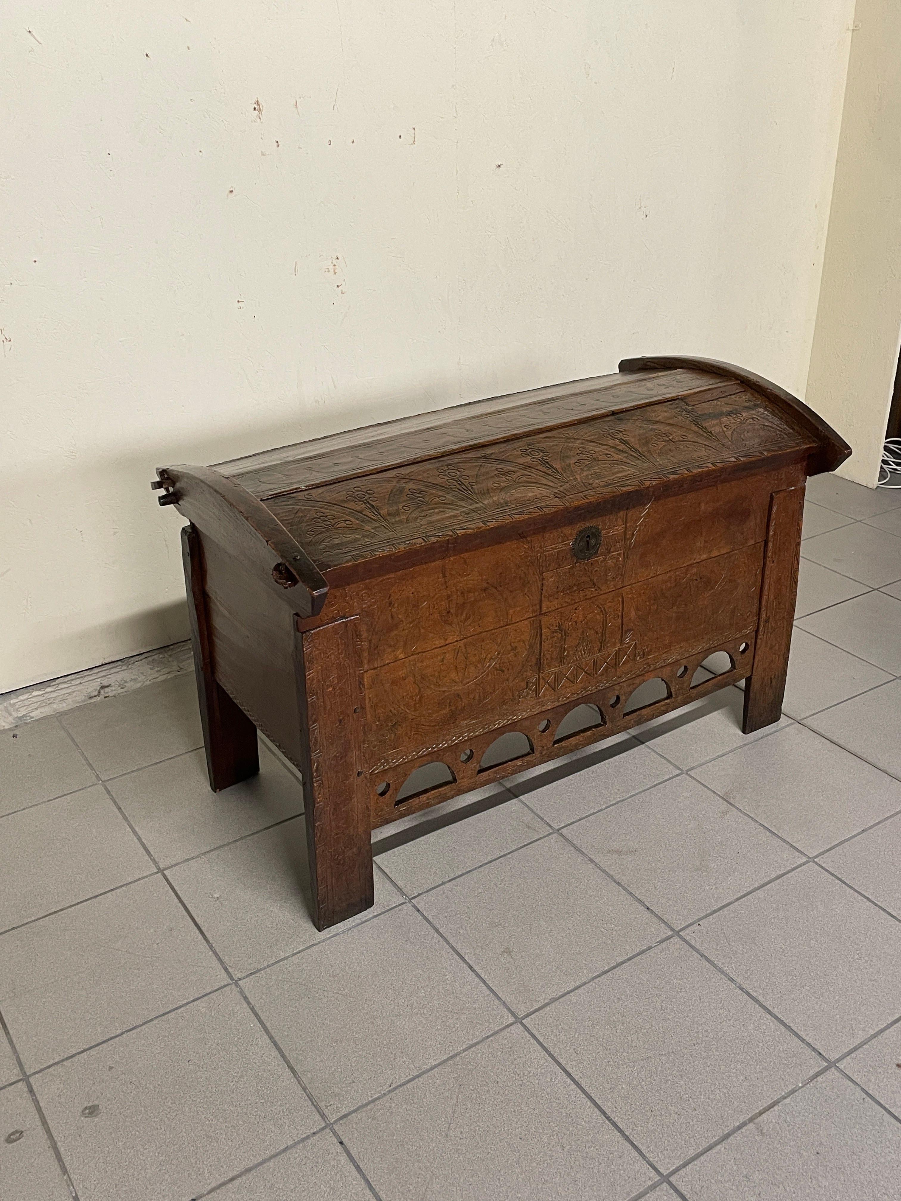 Coffret ancien en bois de hêtre gravé du 19e siècle Bon état - En vente à SAN PIETRO MOSEZZO, NO