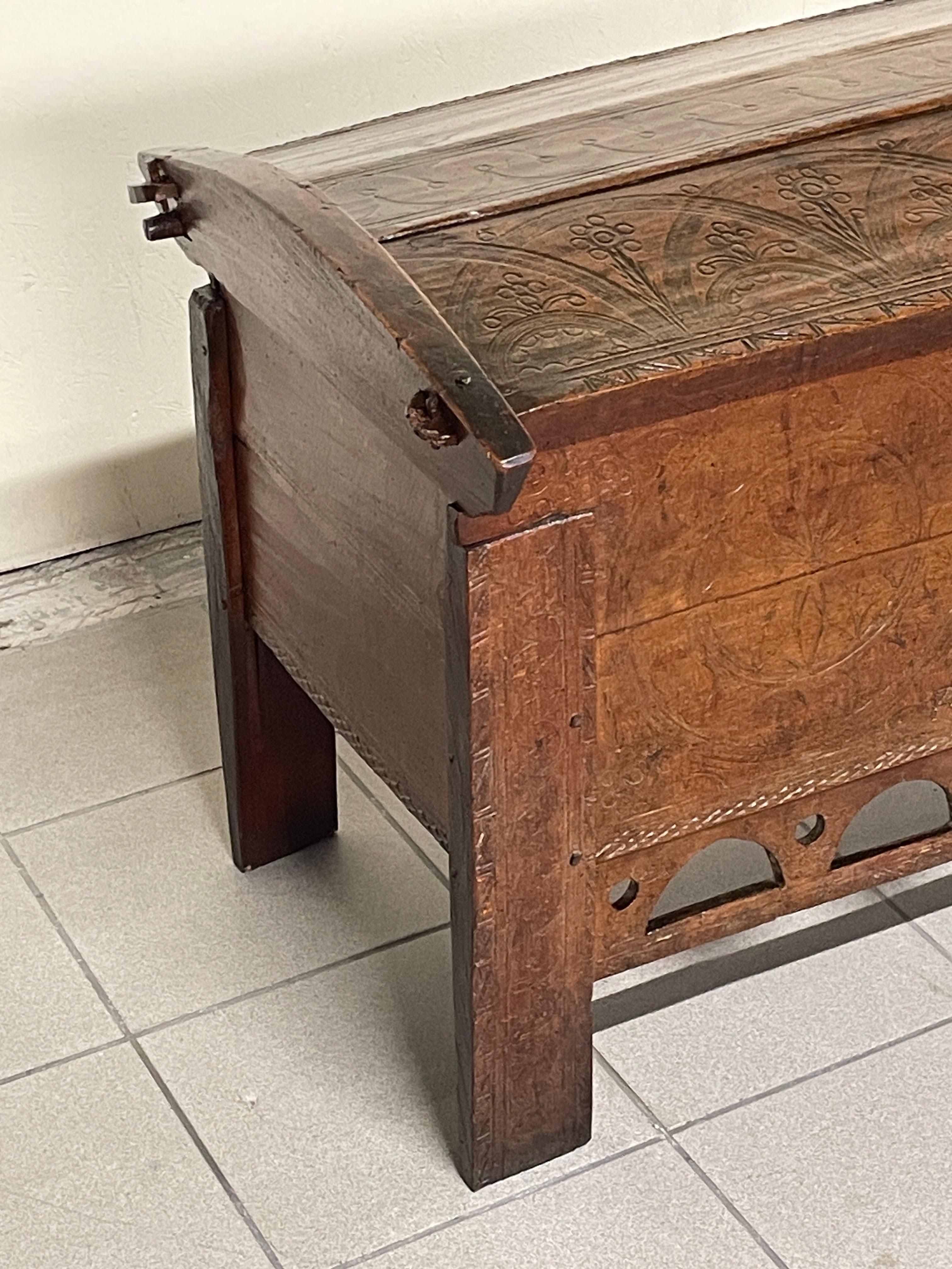 19th Century Coffret ancien en bois de hêtre gravé du 19e siècle en vente