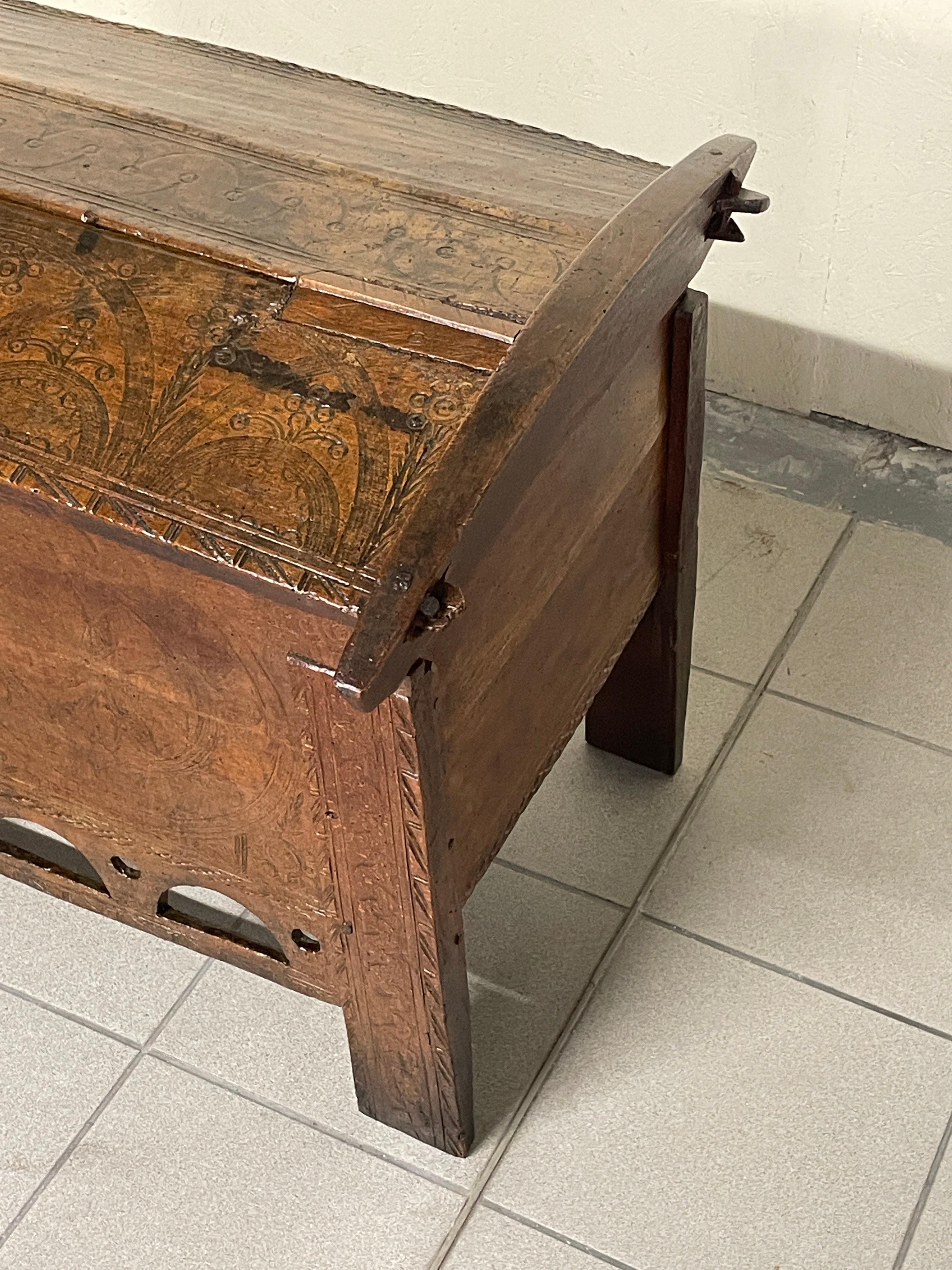 Hêtre Coffret ancien en bois de hêtre gravé du 19e siècle en vente