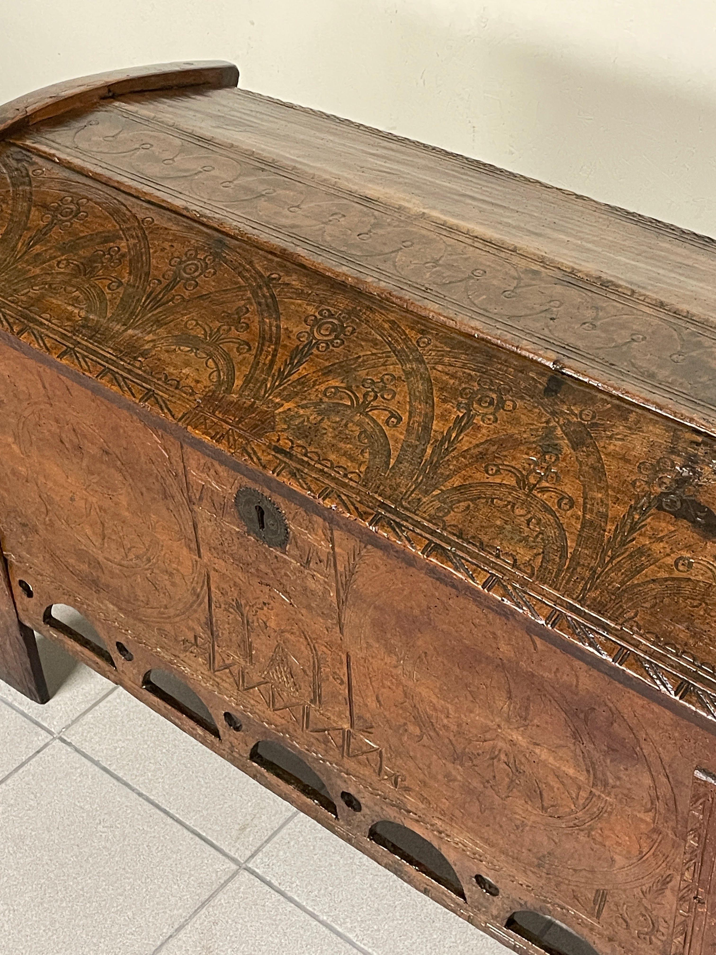 Coffret ancien en bois de hêtre gravé du 19e siècle en vente 1