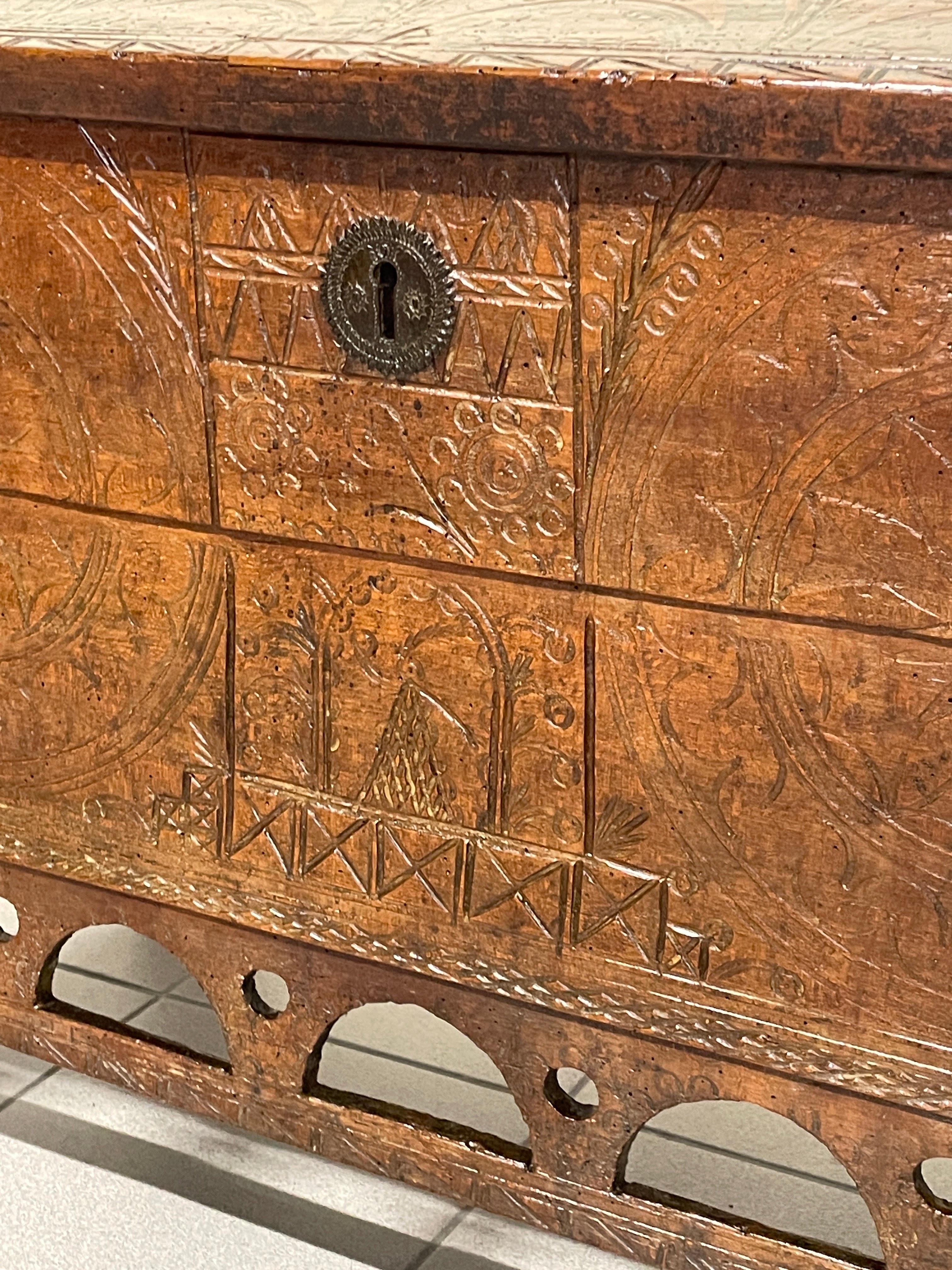 Coffret ancien en bois de hêtre gravé du 19e siècle en vente 2