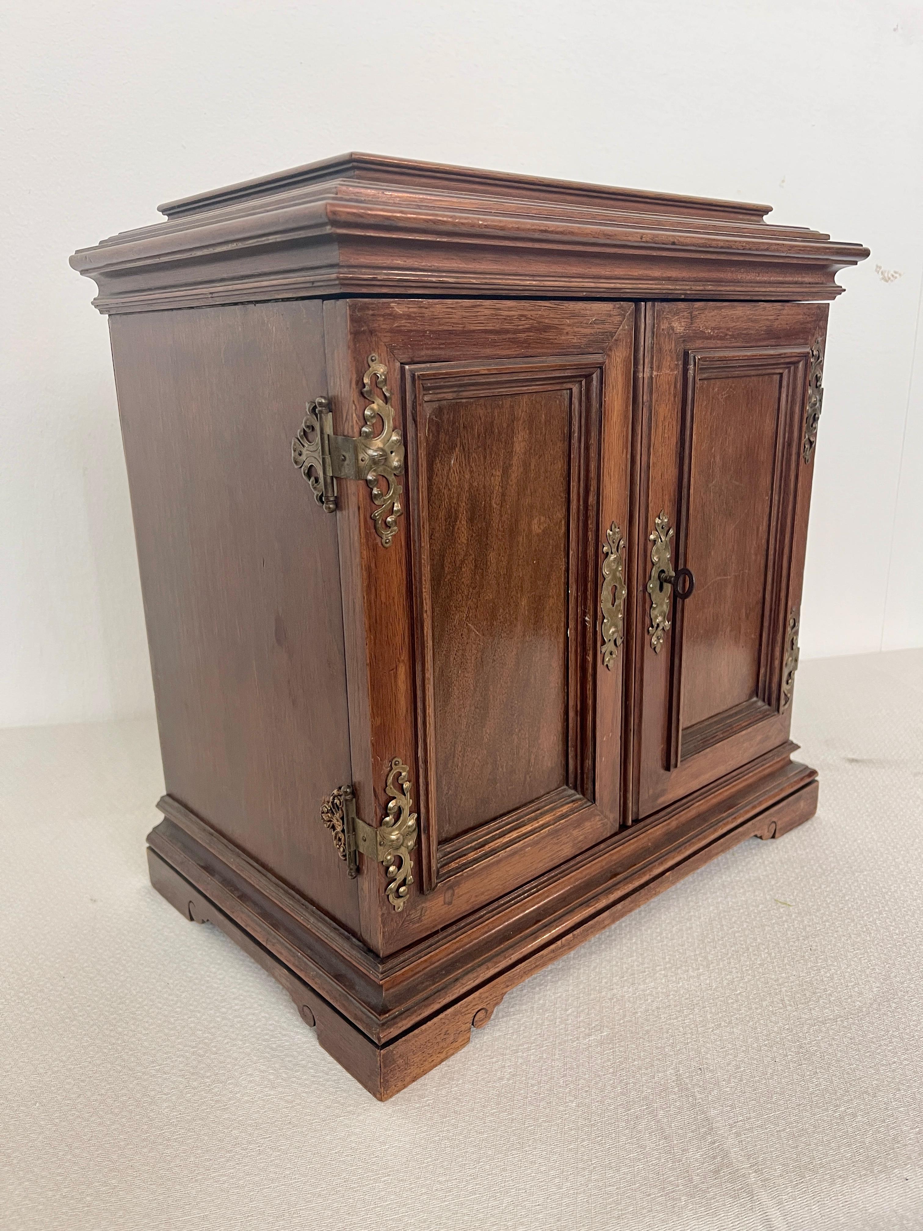 Antica cassettiera eclettica italiana in legno a parete, XX secolo en vente 4