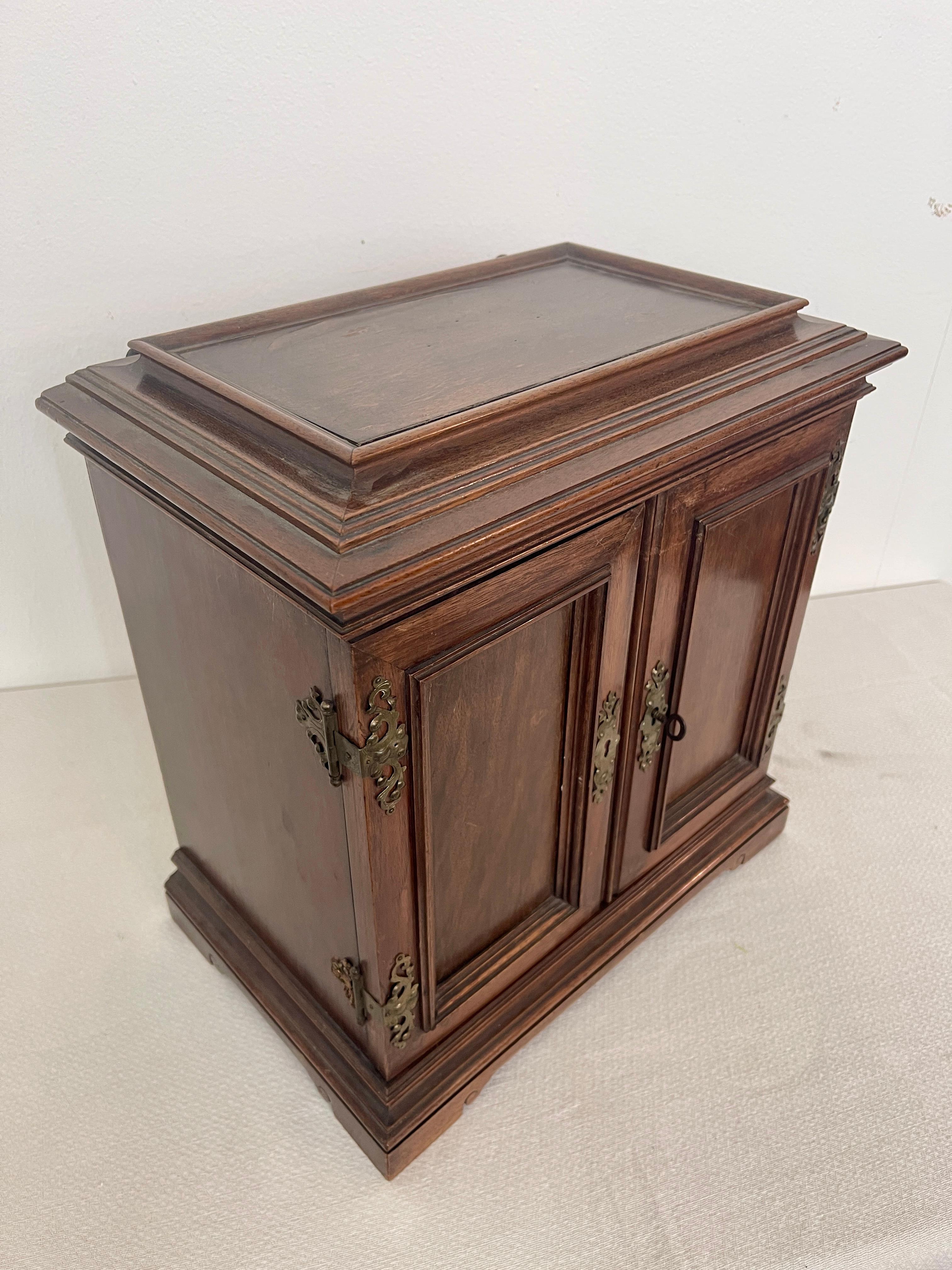 Antica cassettiera eclettica italiana in legno a parete, XX secolo en vente 5
