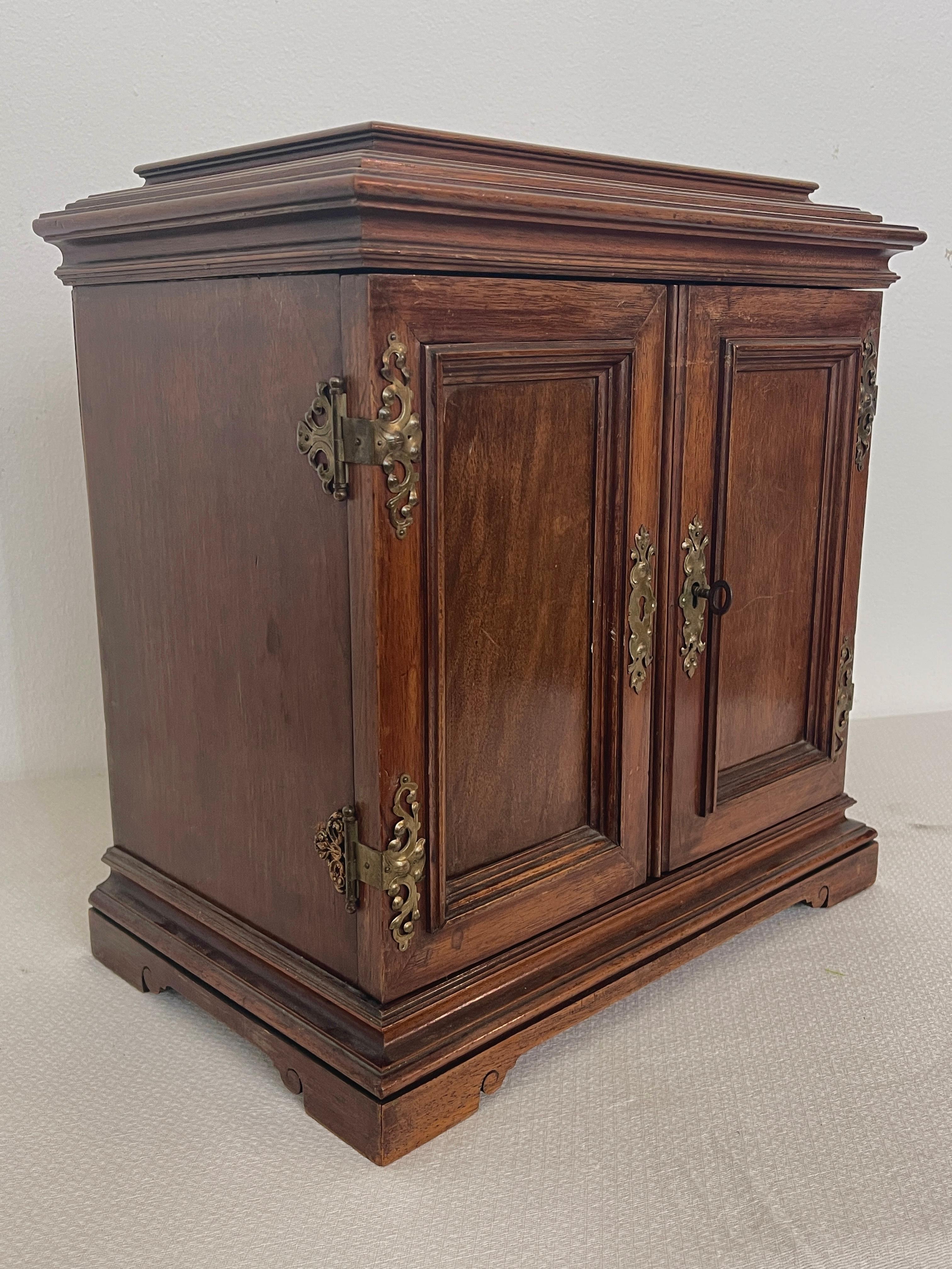Antica cassettiera eclettica italiana in legno a parete, XX secolo en vente 6