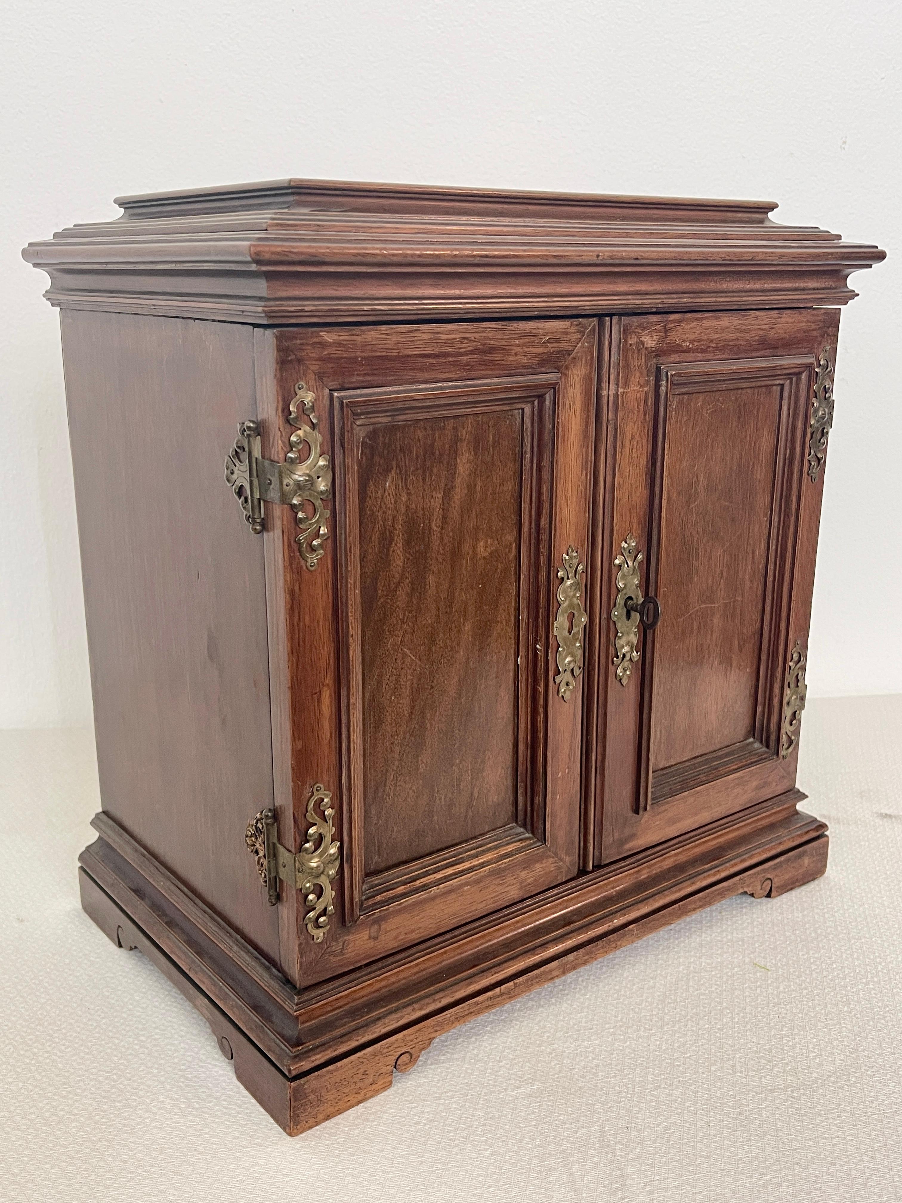 Antica cassettiera eclettica italiana in legno a parete, XX secolo en vente 7