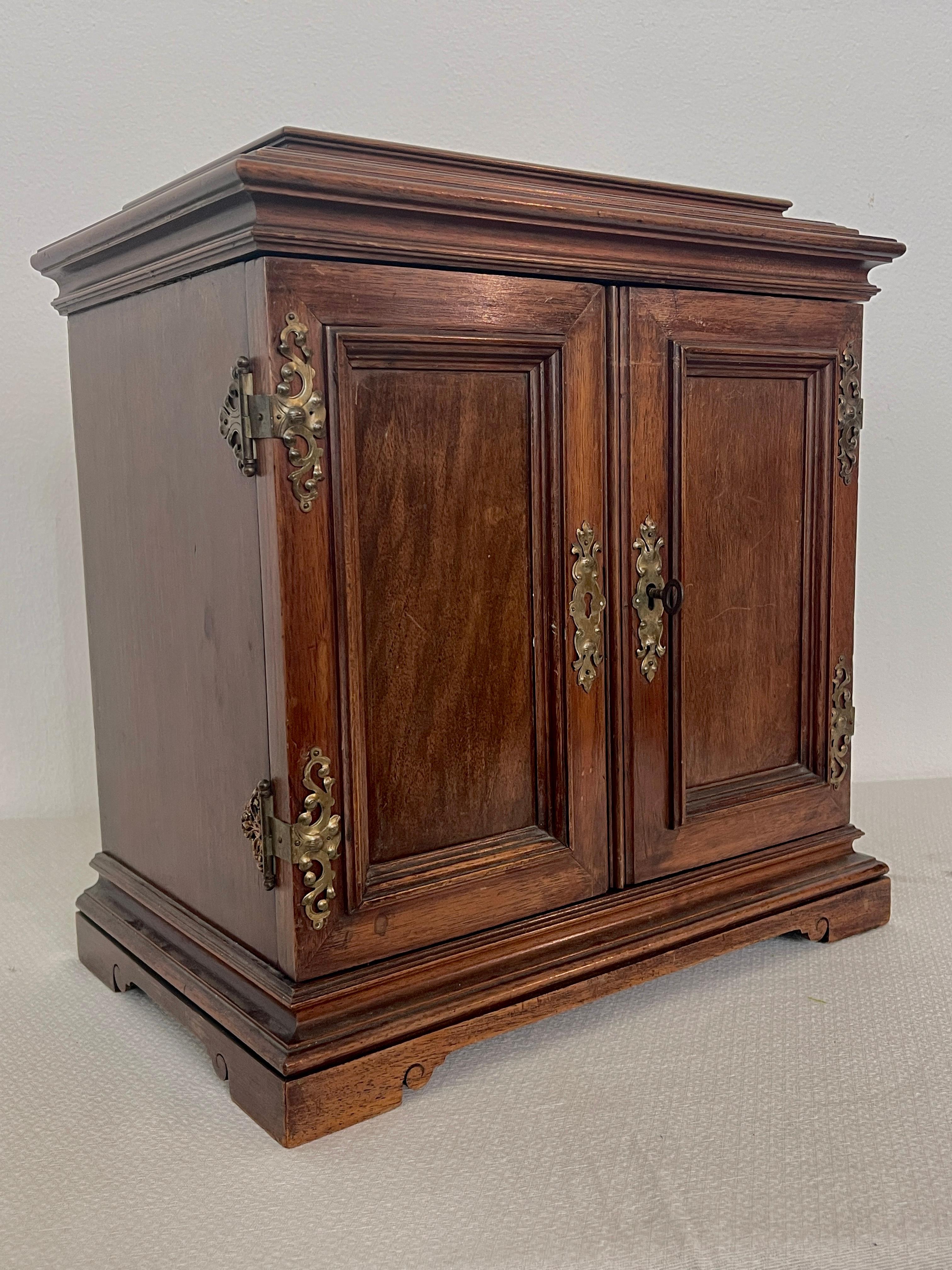 Antica cassettiera eclettica italiana in legno a parete, XX secolo en vente 8