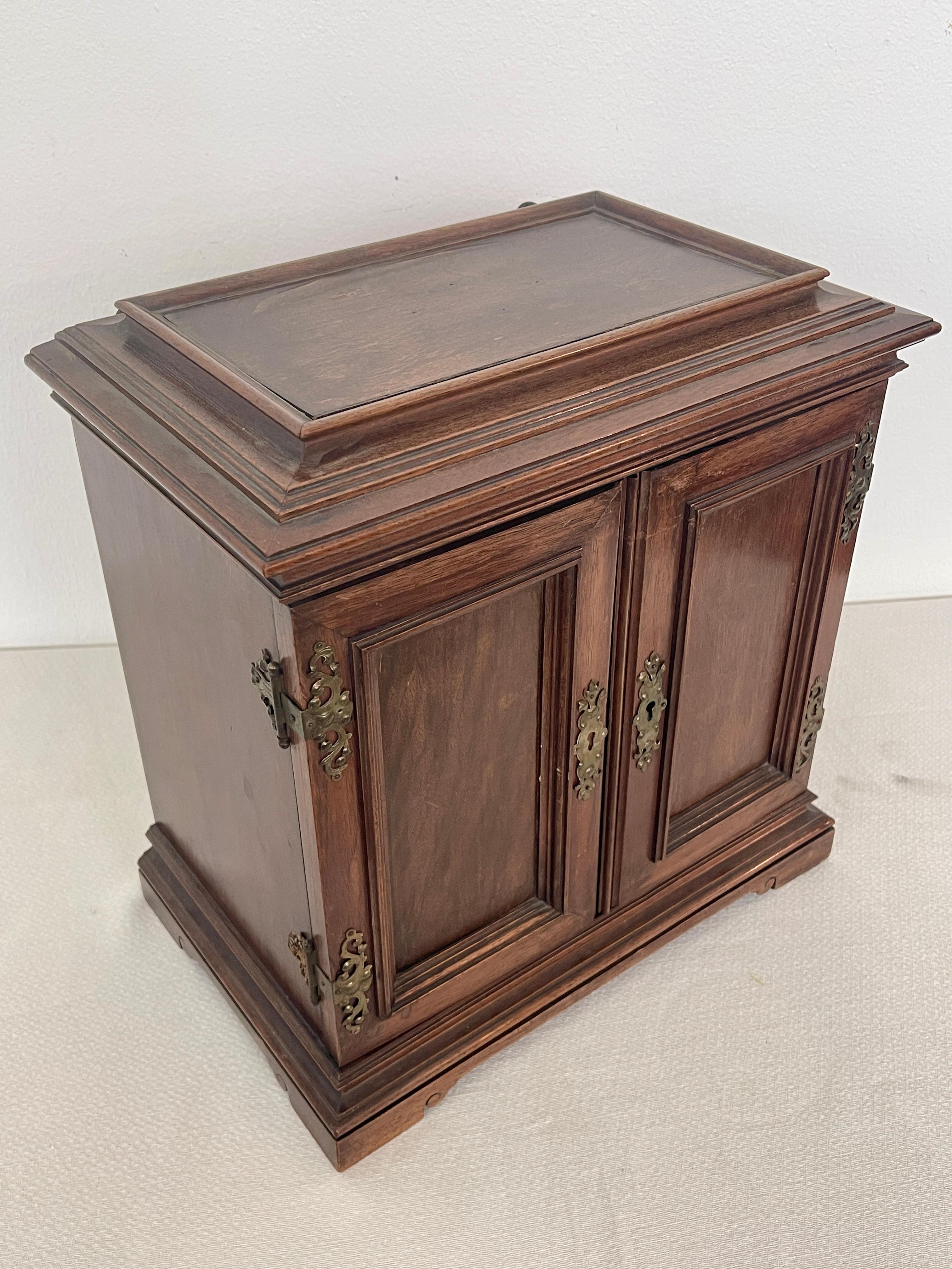 Antica cassettiera eclettica italiana in legno a parete, XX secolo en vente 9