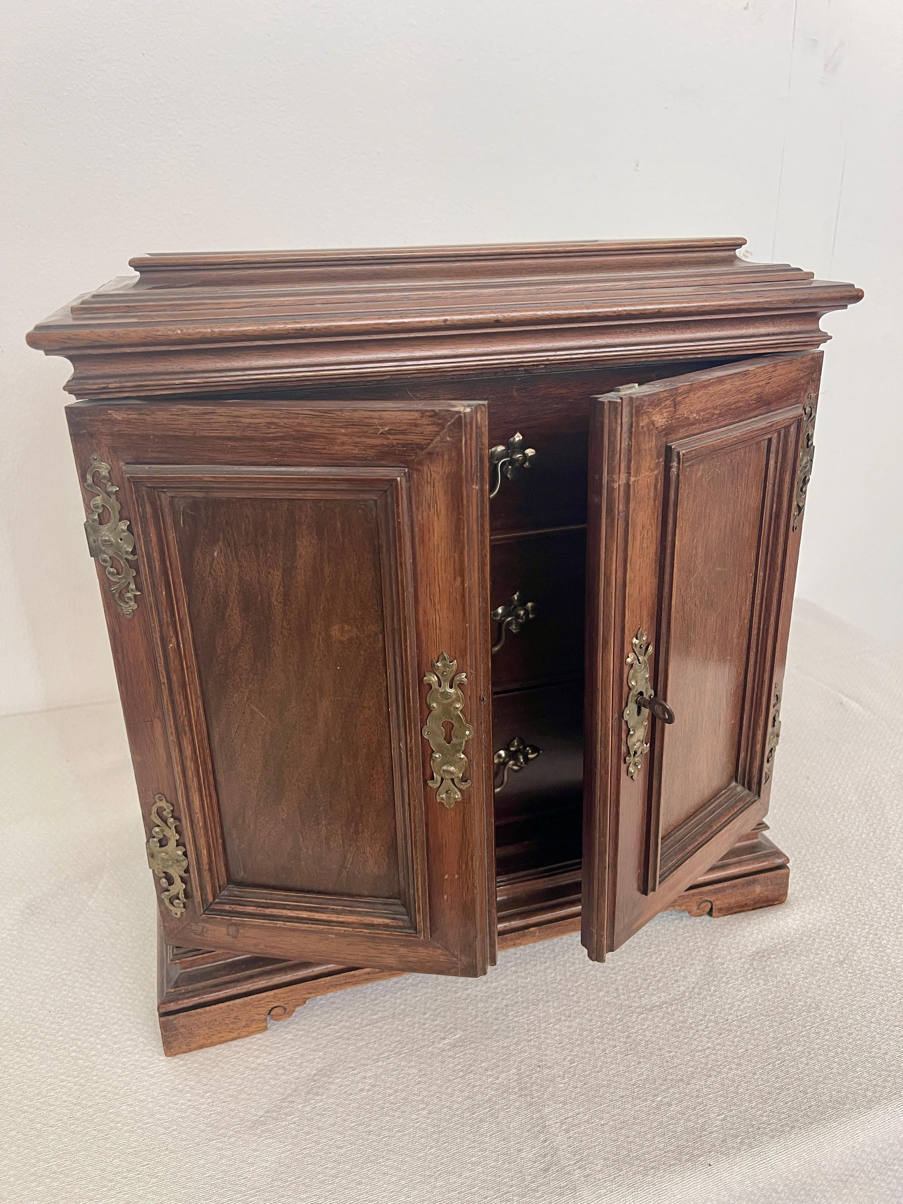 Antica cassettiera eclettica italiana in legno a parete, XX secolo en vente 10
