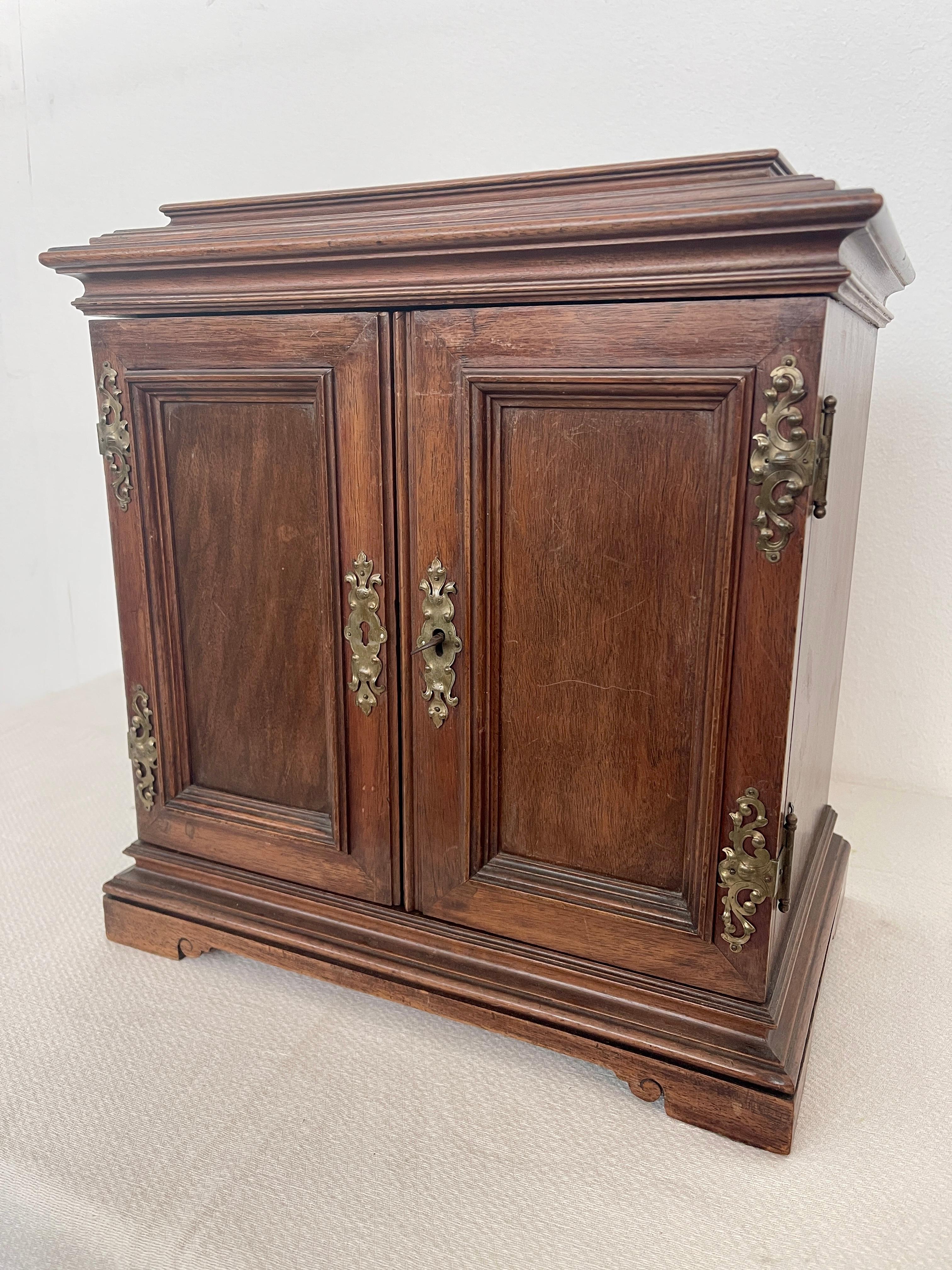 Antica cassettiera eclettica italiana in legno a parete, XX secolo en vente 12