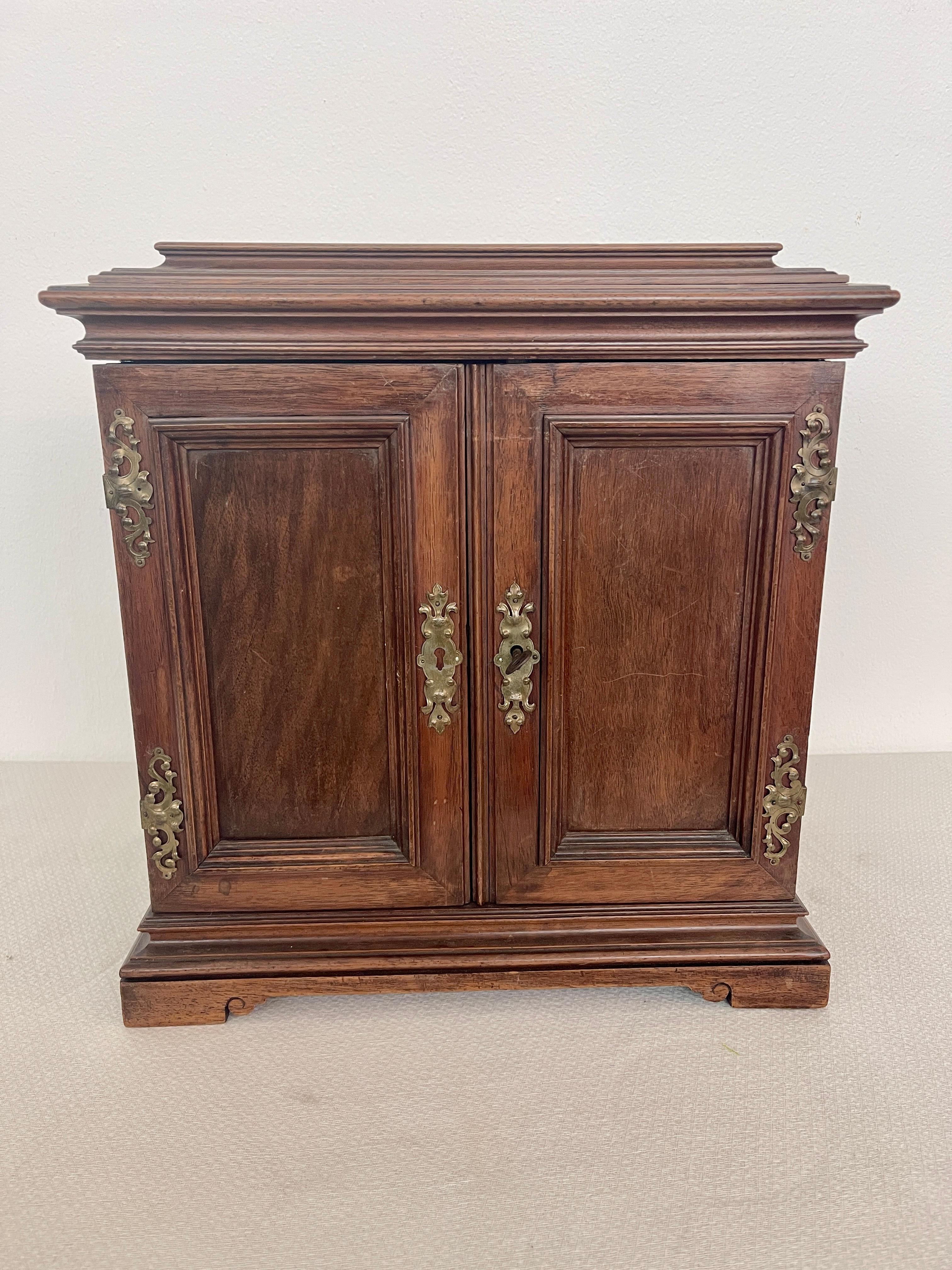 Autre Antica cassettiera eclettica italiana in legno a parete, XX secolo en vente