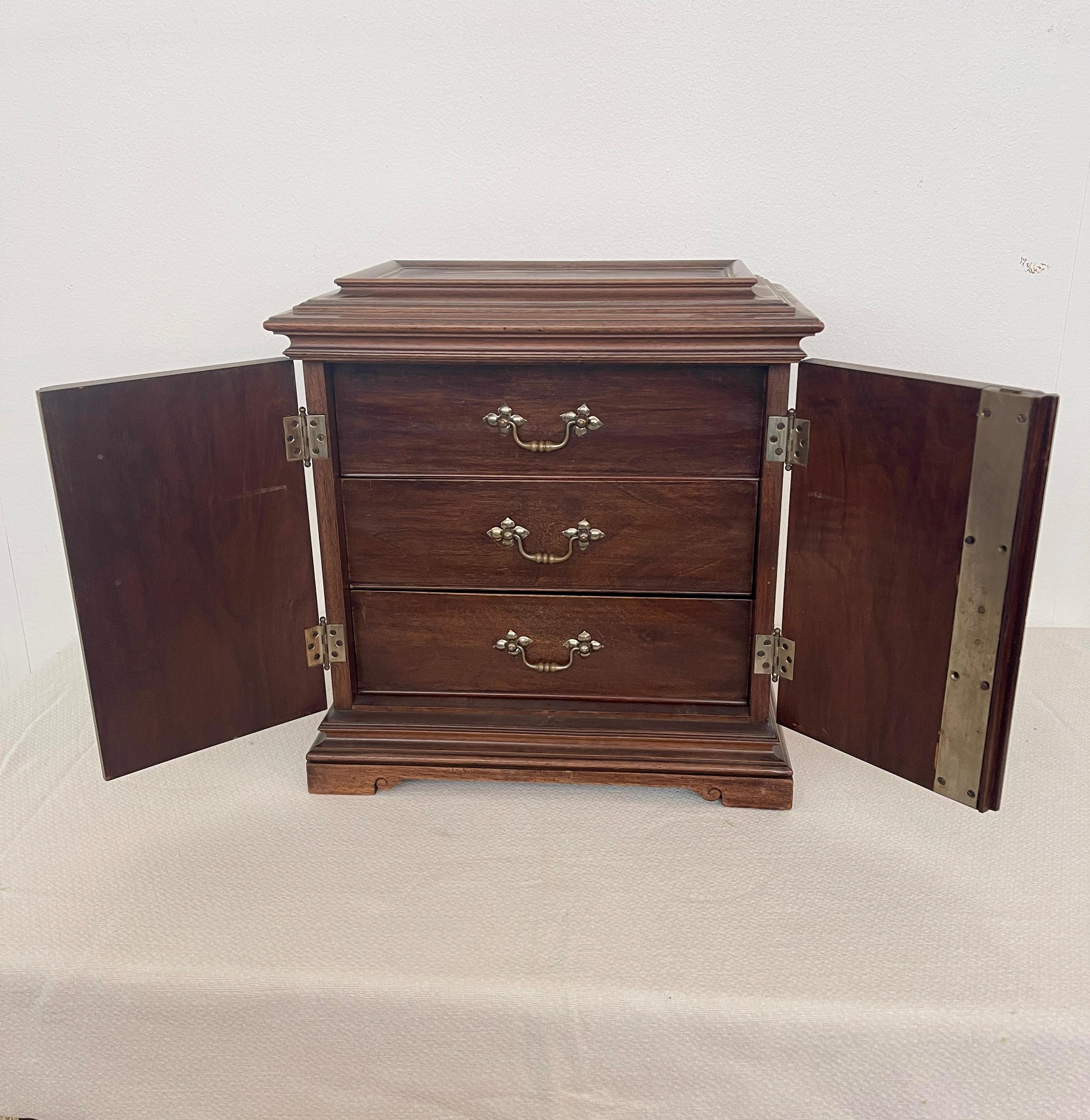 Italian Antica cassettiera eclettica italiana in legno a parete, XX secolo en vente