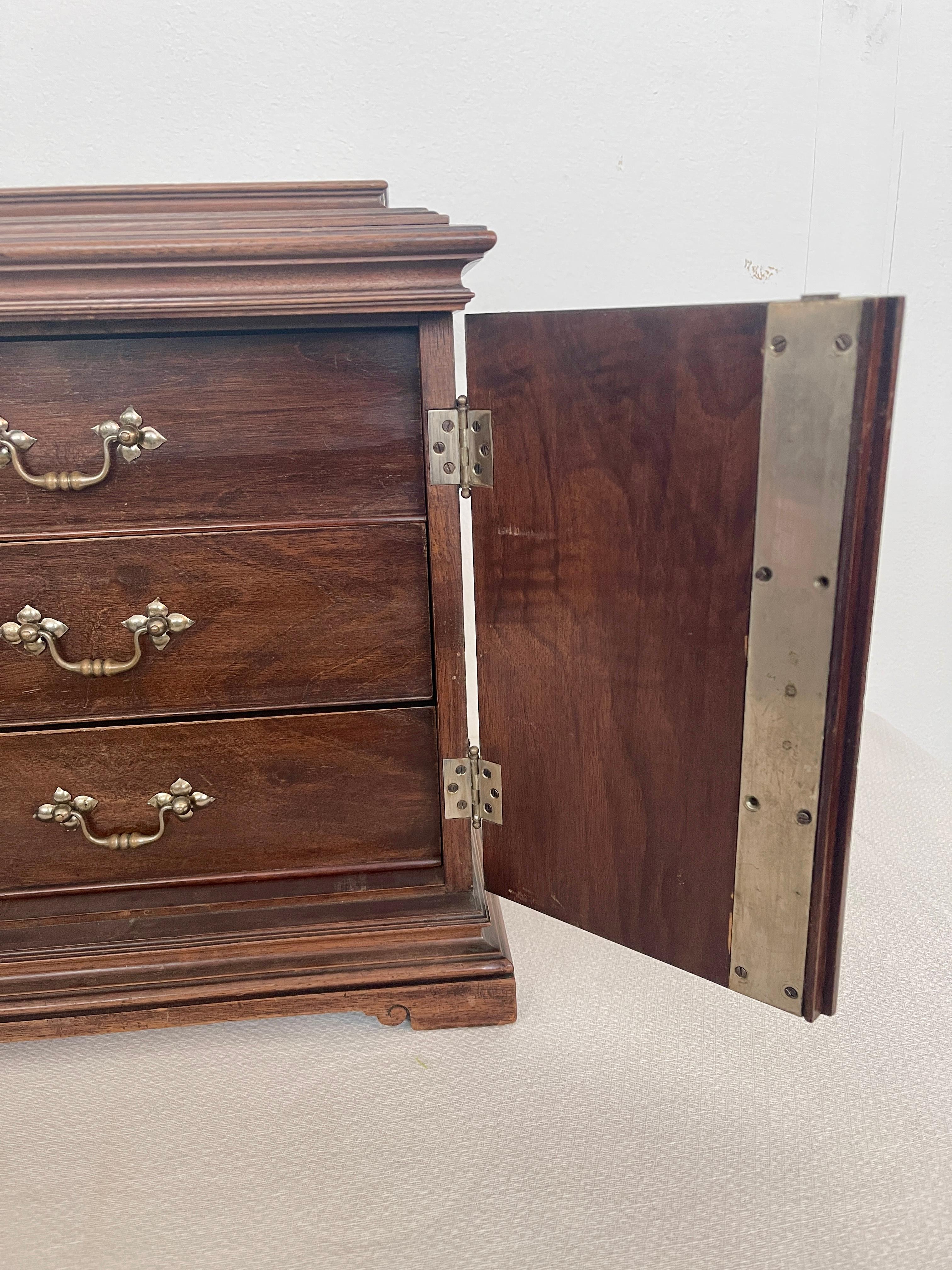 Autre Antica cassettiera eclettica italiana in legno a parete, XX secolo en vente