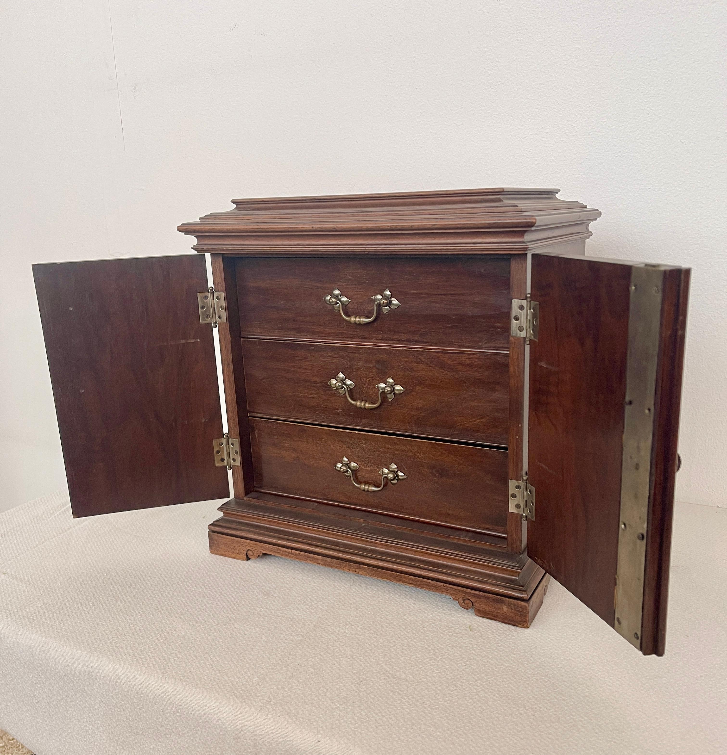 20th Century Antica cassettiera eclettica italiana in legno a parete, XX secolo en vente