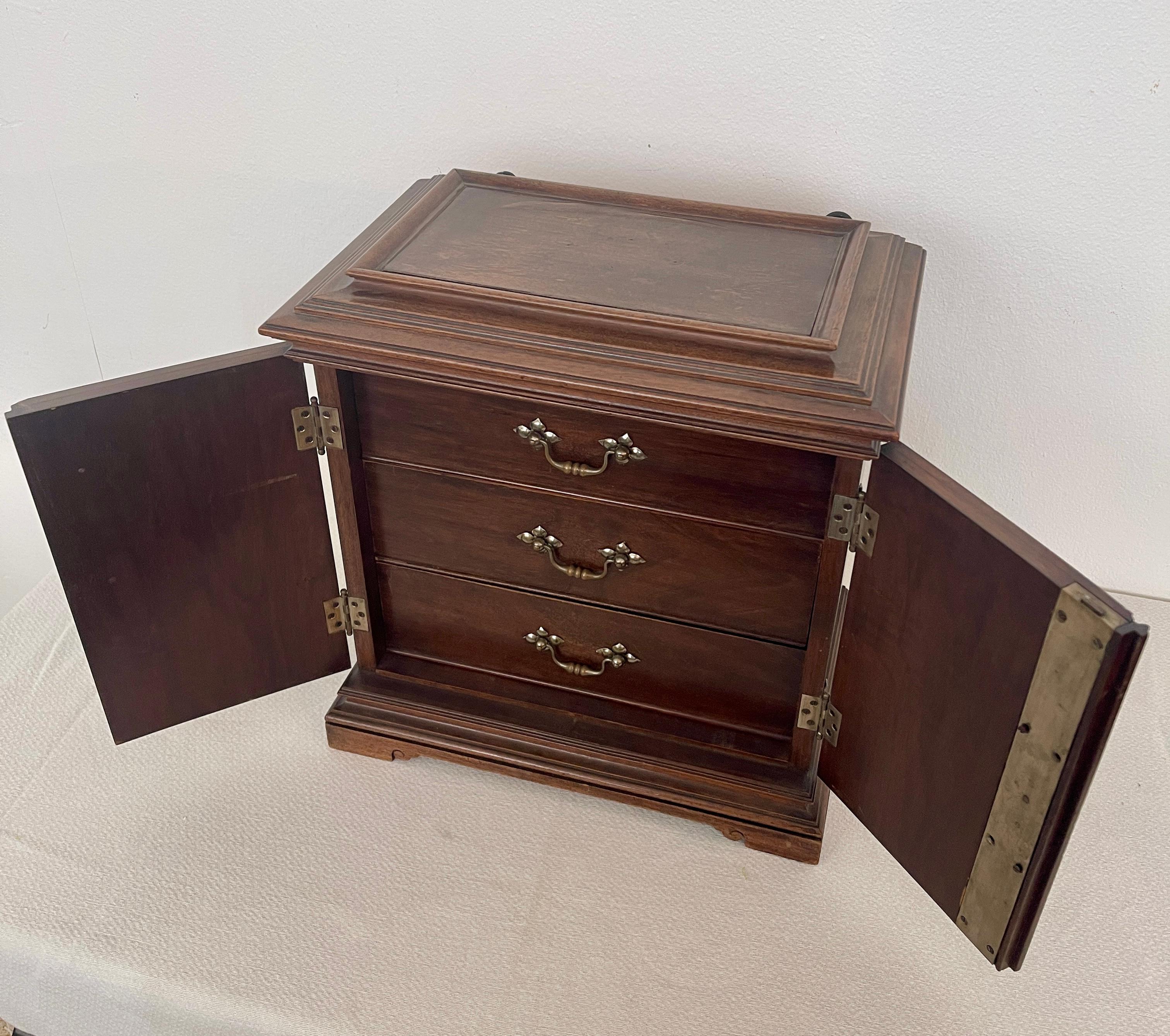 Bois Antica cassettiera eclettica italiana in legno a parete, XX secolo en vente