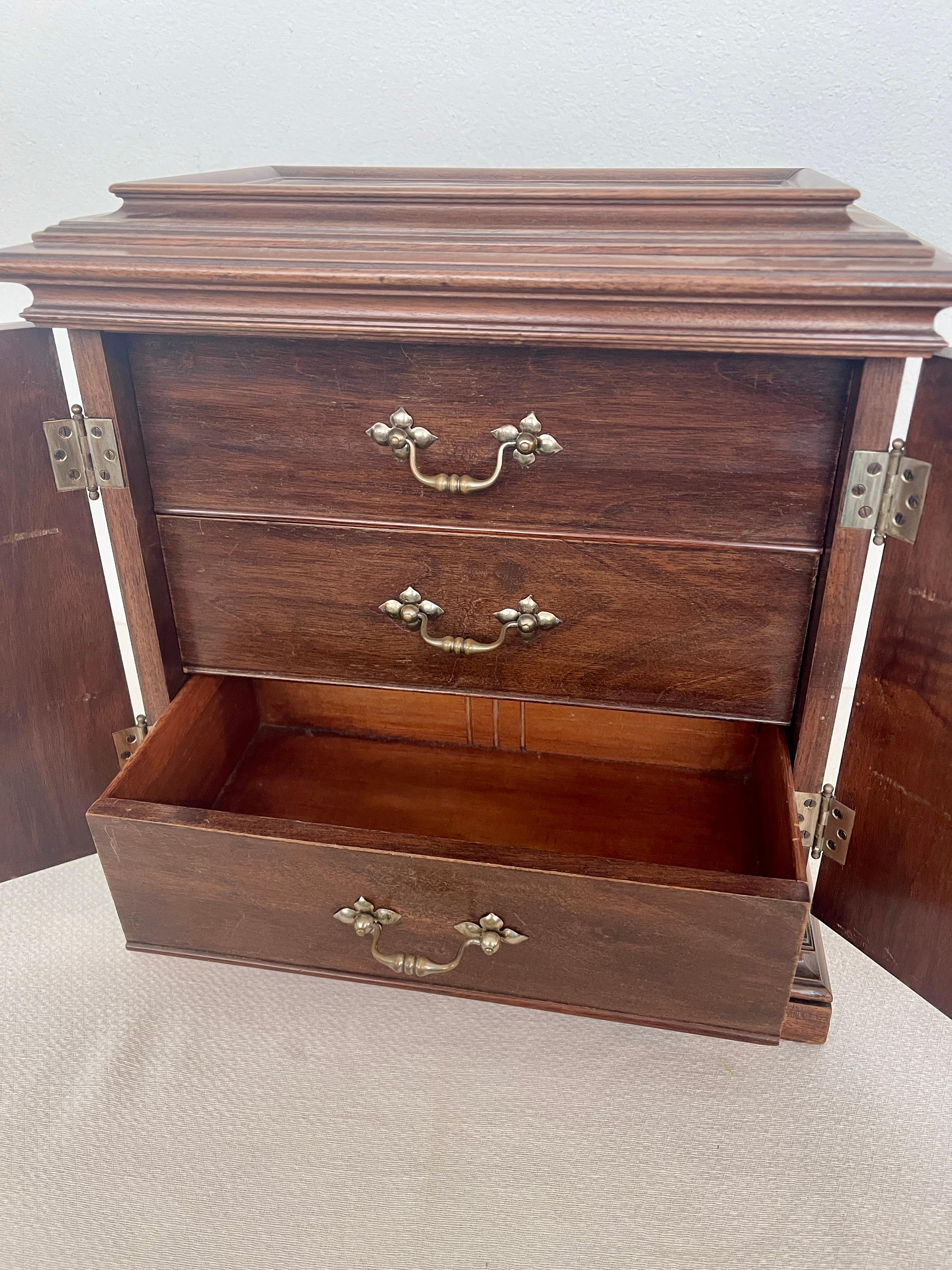 Antica cassettiera eclettica italiana in legno a parete, XX secolo en vente 1