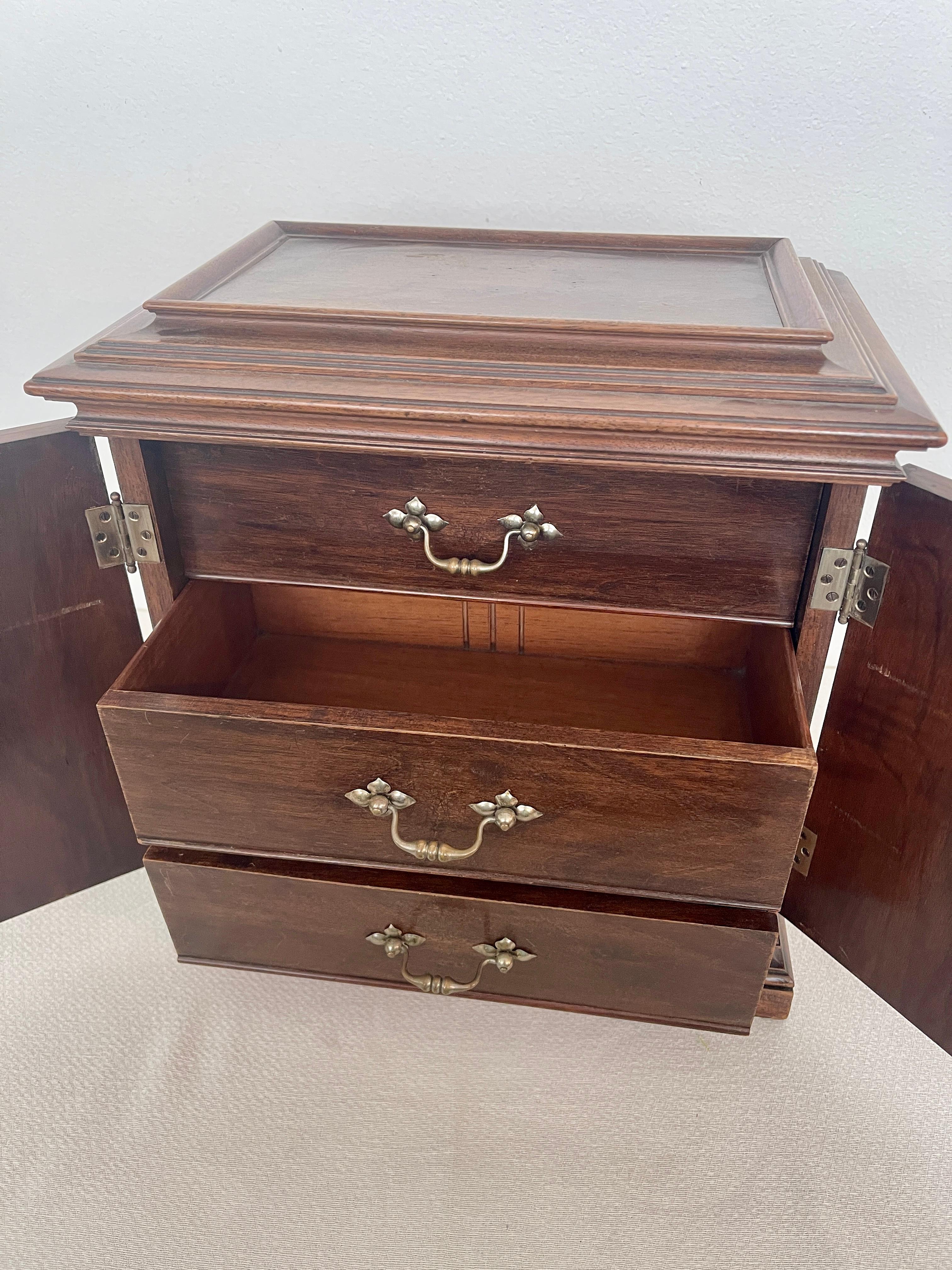 Antica cassettiera eclettica italiana in legno a parete, XX secolo en vente 2