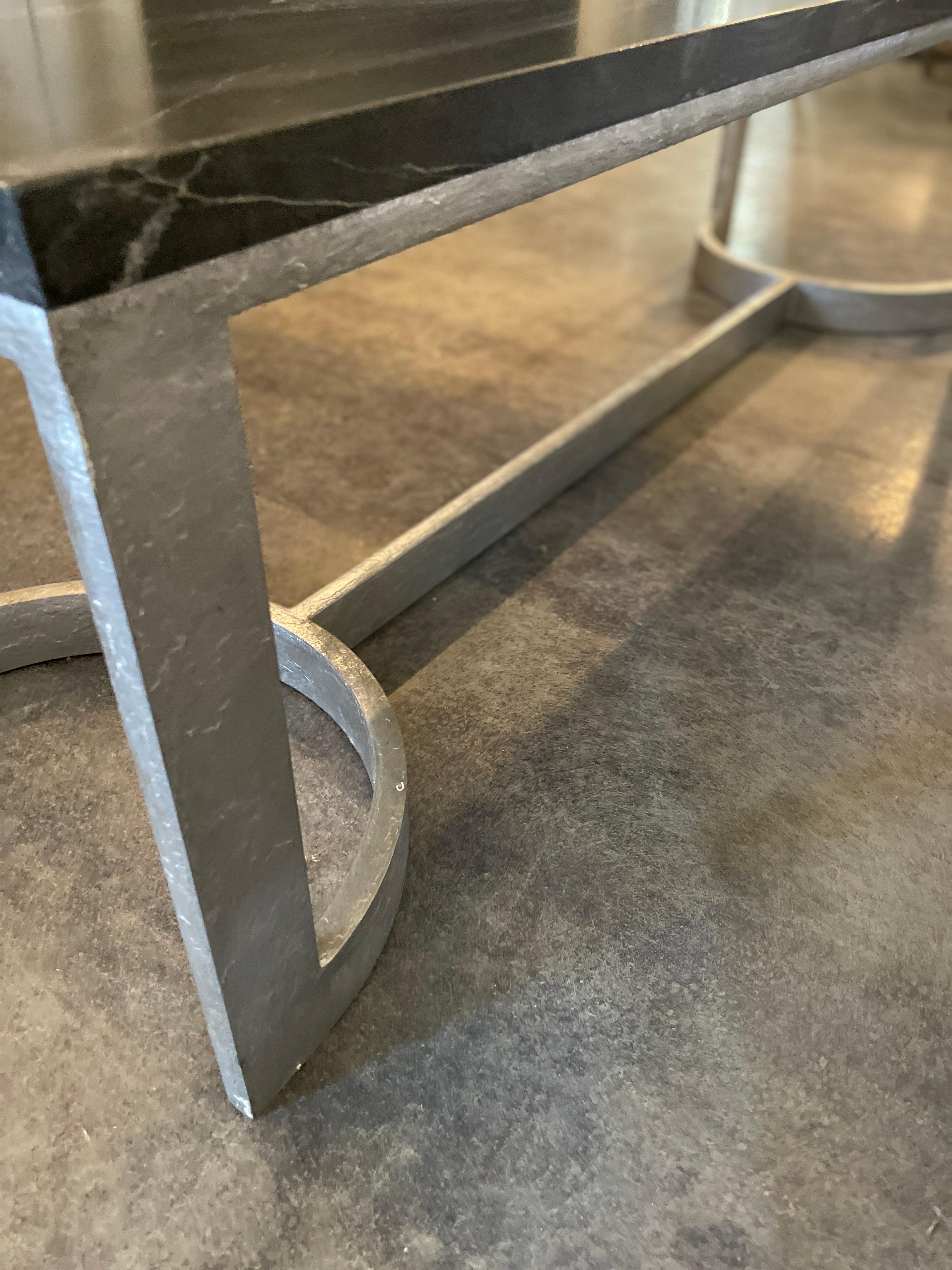 Questo tavolino è stato progettato per un'aggiunta contemporanea a qualsiasi casa in cui si desideri un pezzo di qualità sostanziale che sia abbastanza pesante da resistere a bambini, cani e qualsiasi altra cosa.  Sono necessarie due persone per