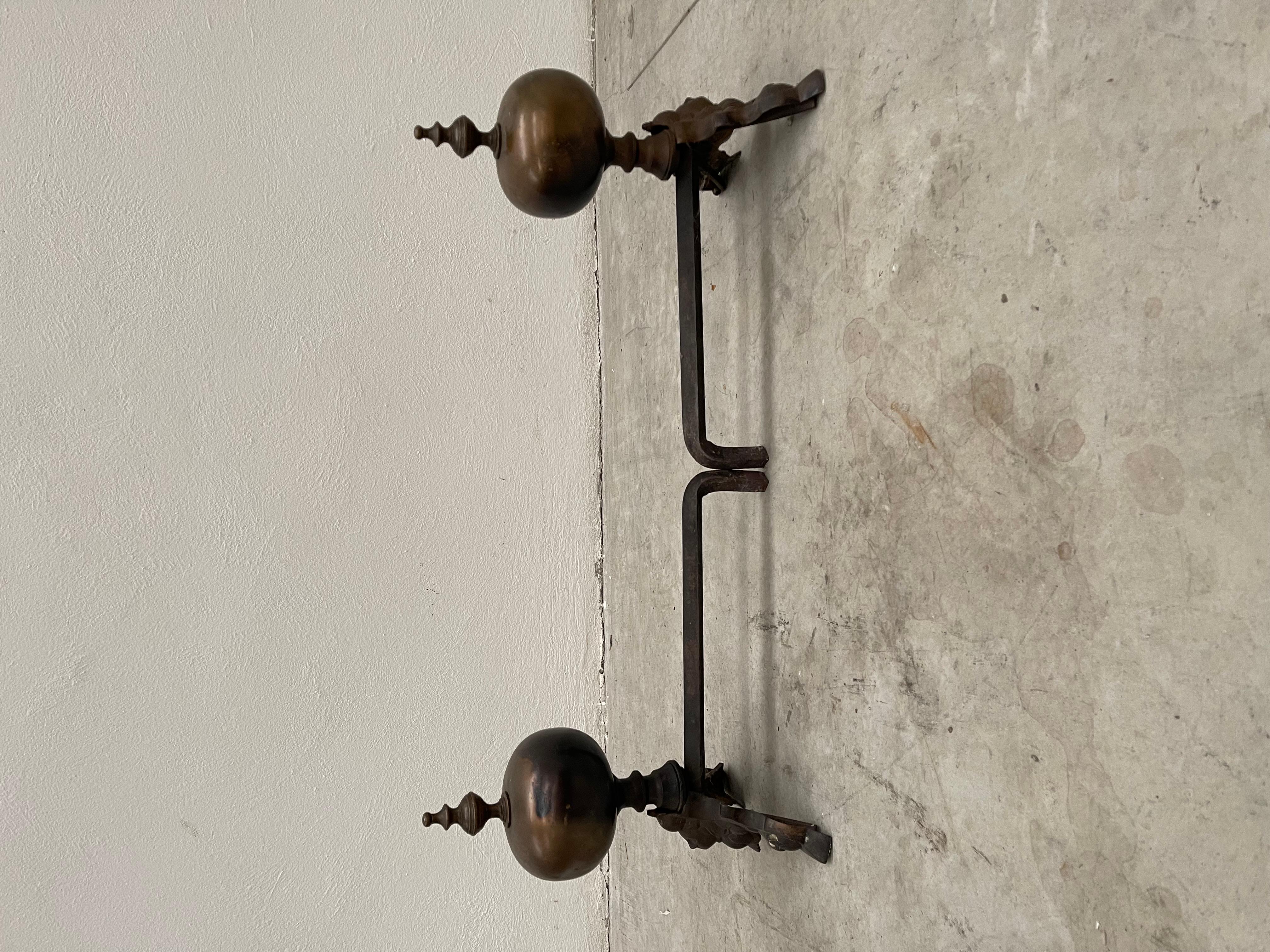 Antica coppia di Alari da camino in ottone stile italiano, XX secolo (Handgefertigt) im Angebot