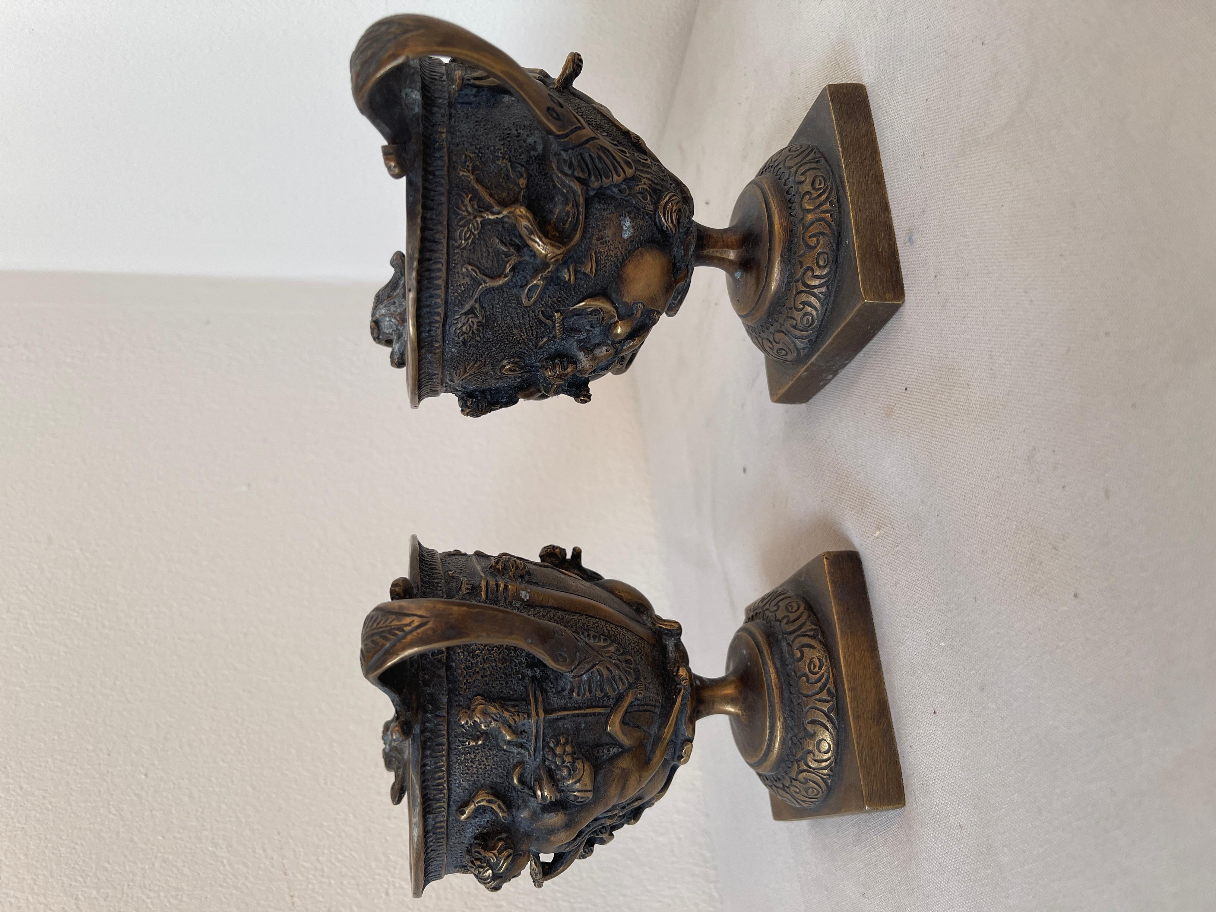 Autre Paire de cassolettes en bronze italiennes du 19e siècle en vente