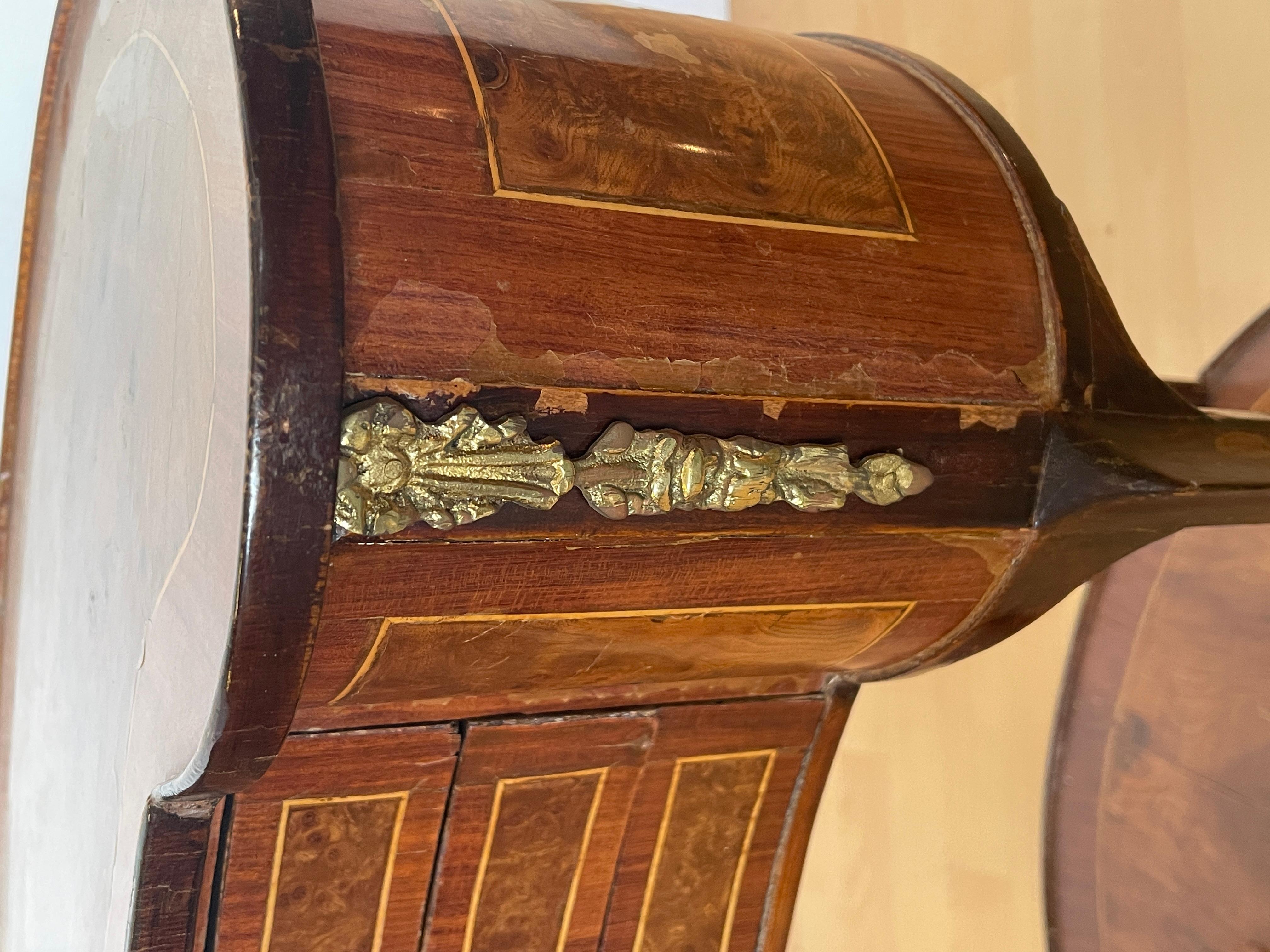 Antica coppia di comodini in legno e bronzo in stile Luigi XVI in vendita 5