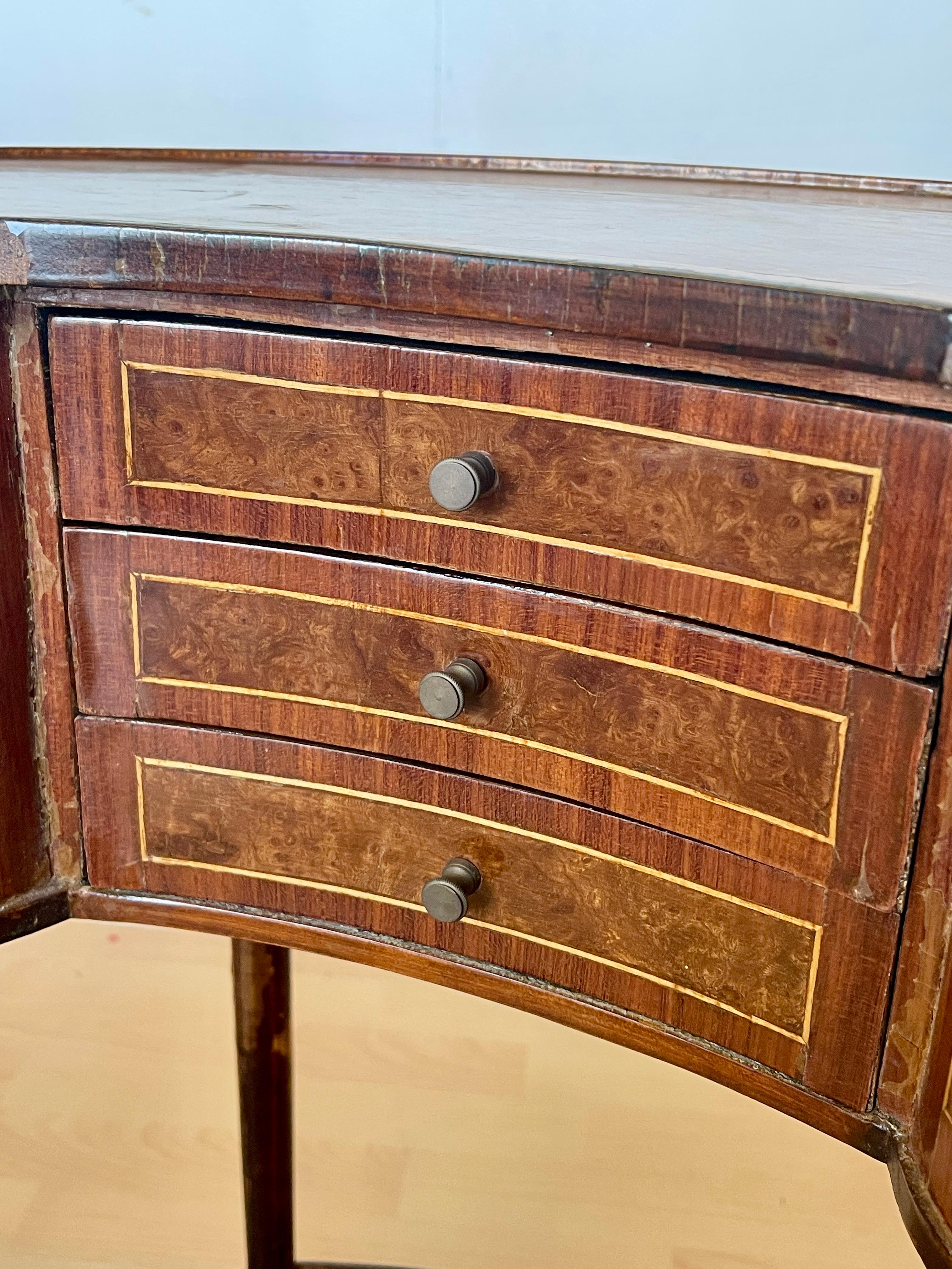 Antica coppia di comodini in legno e bronzo in stile Luigi XVI in vendita 6