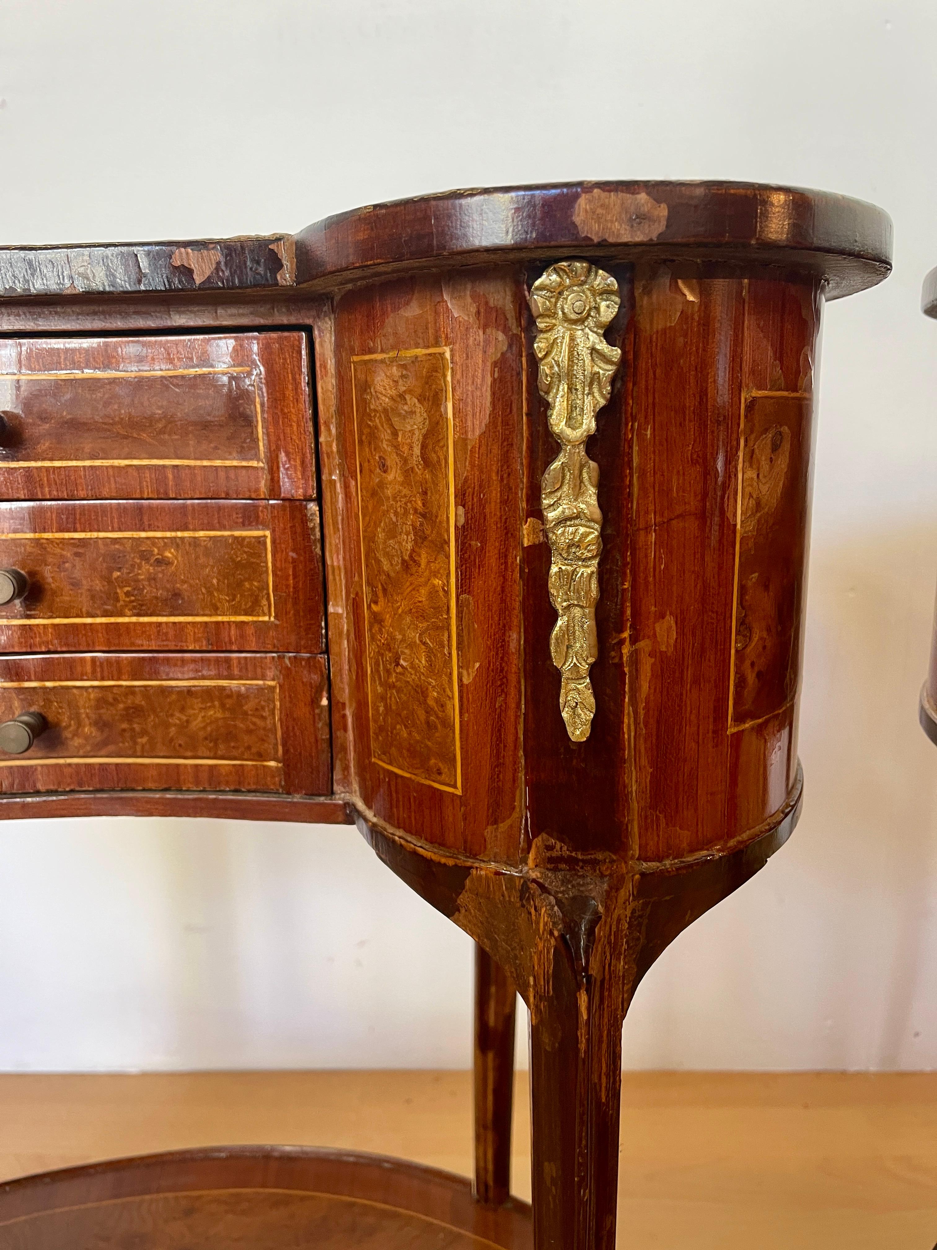 Fatto a mano Antica coppia di comodini in legno e bronzo in stile Luigi XVI in vendita