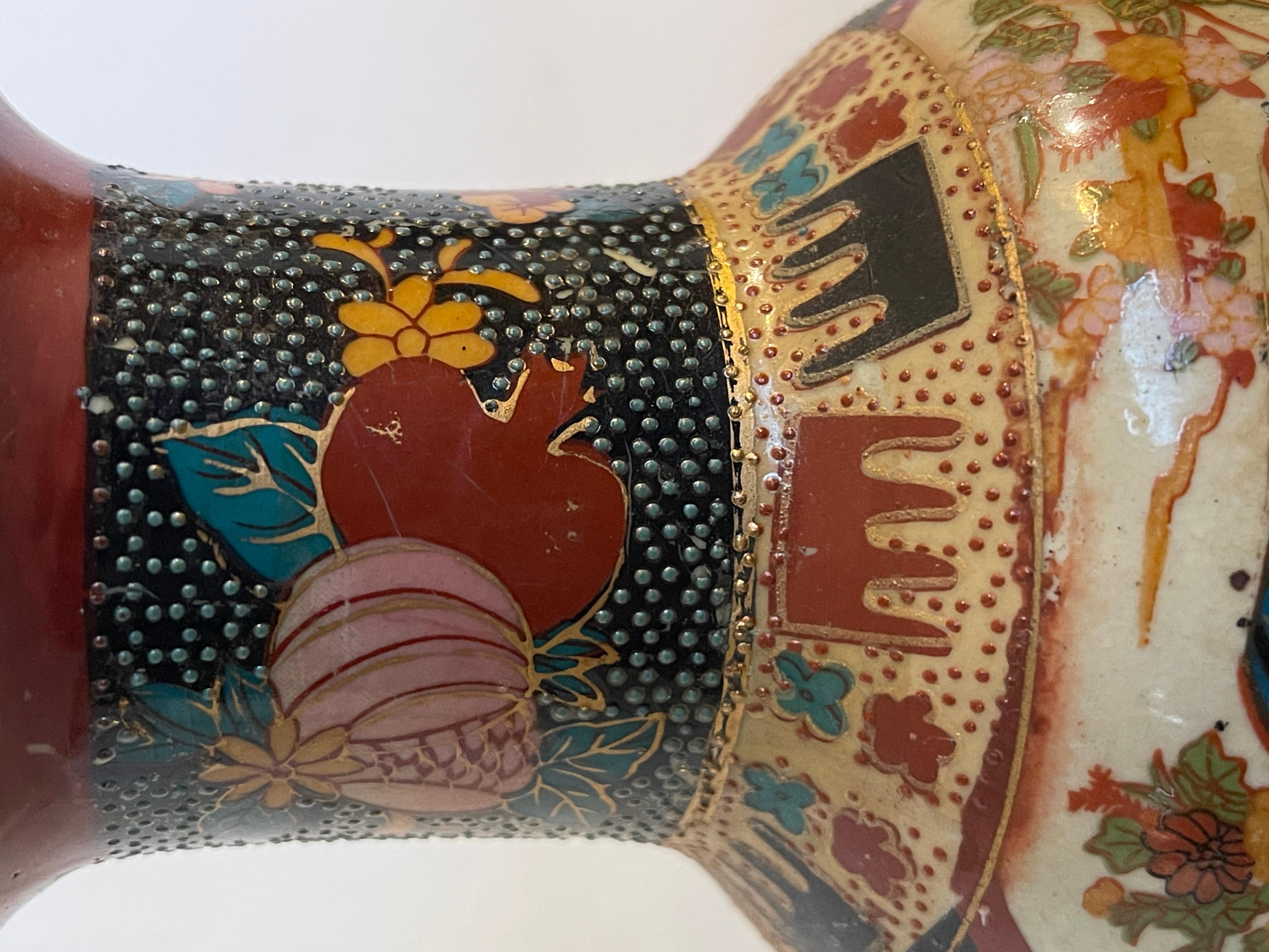 Céramique Paire de vases anciens de style meiji japonais 20e siècle en vente