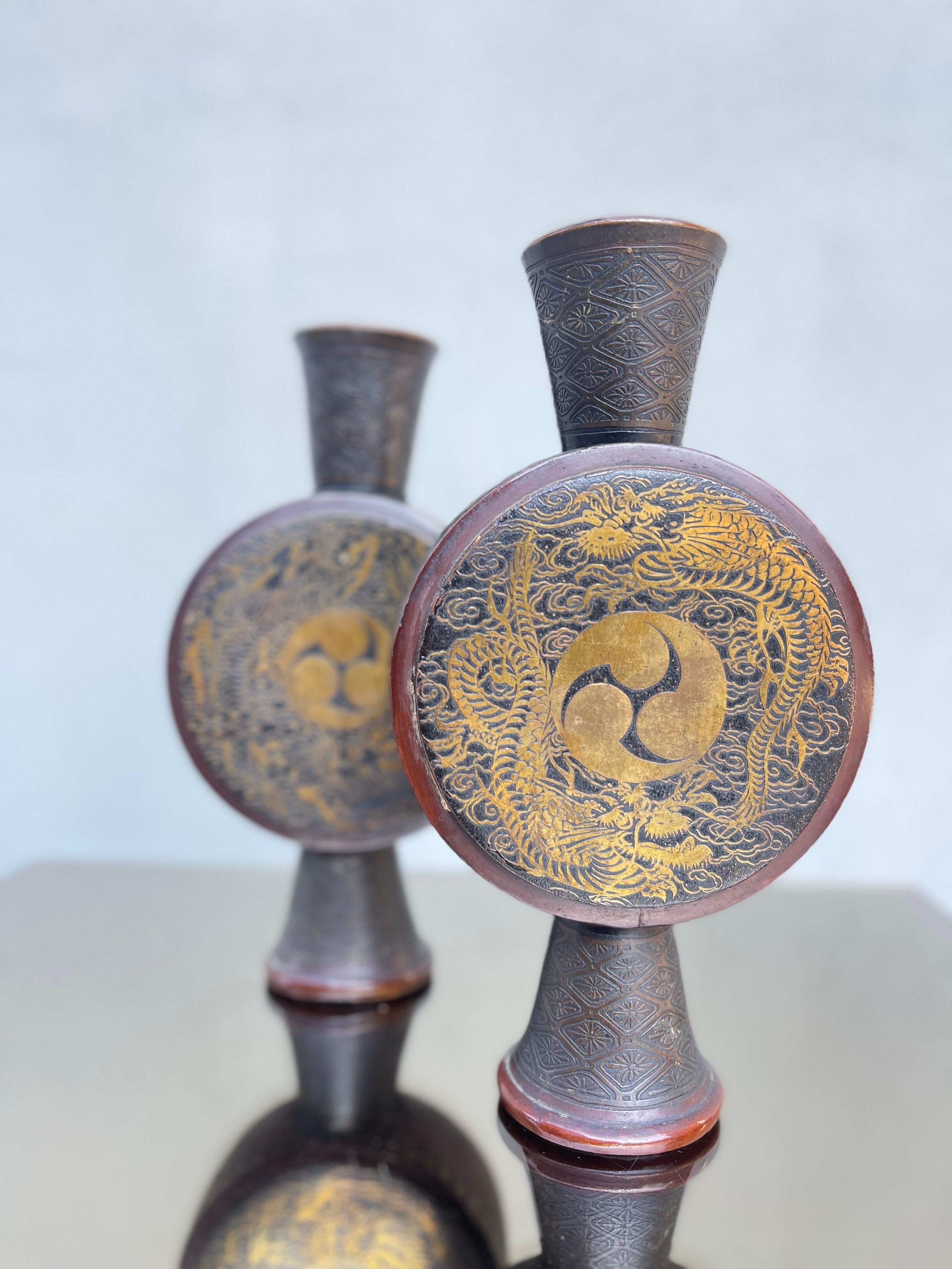 Antica coppia di vasi in rame sbalzato - decoro in rilievo ottone - XX Secolo,

Descripción : 
Coppia di vasi con decorazioni in rilievo di ottone.
Vasi sono in ottime condizioni, unico difetto uno dei due basamenti risulta leggermente