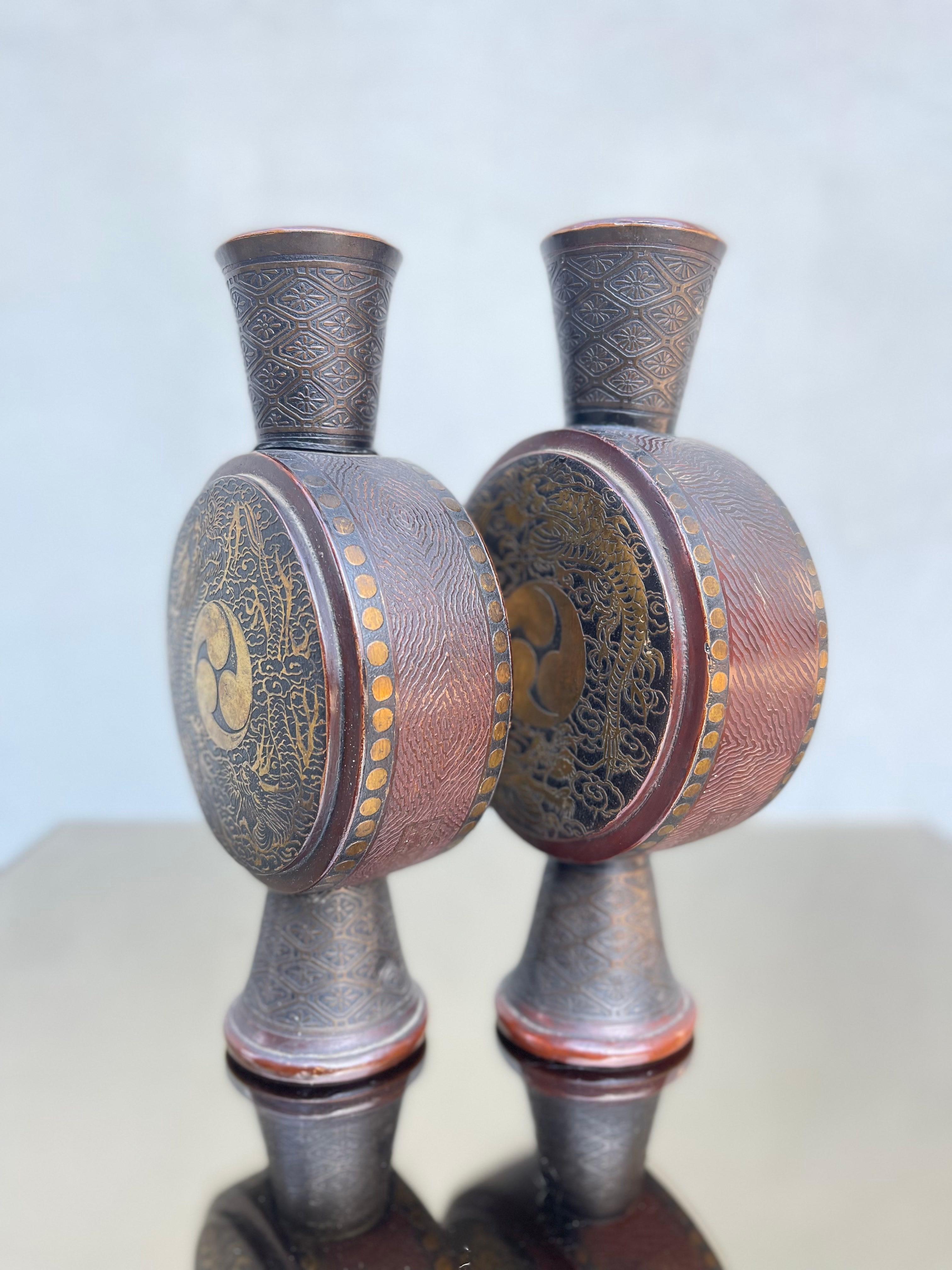 italien antica coppia di vasi en rame sbalzato - décoro en rilievo ottone - XX Secolo en vente