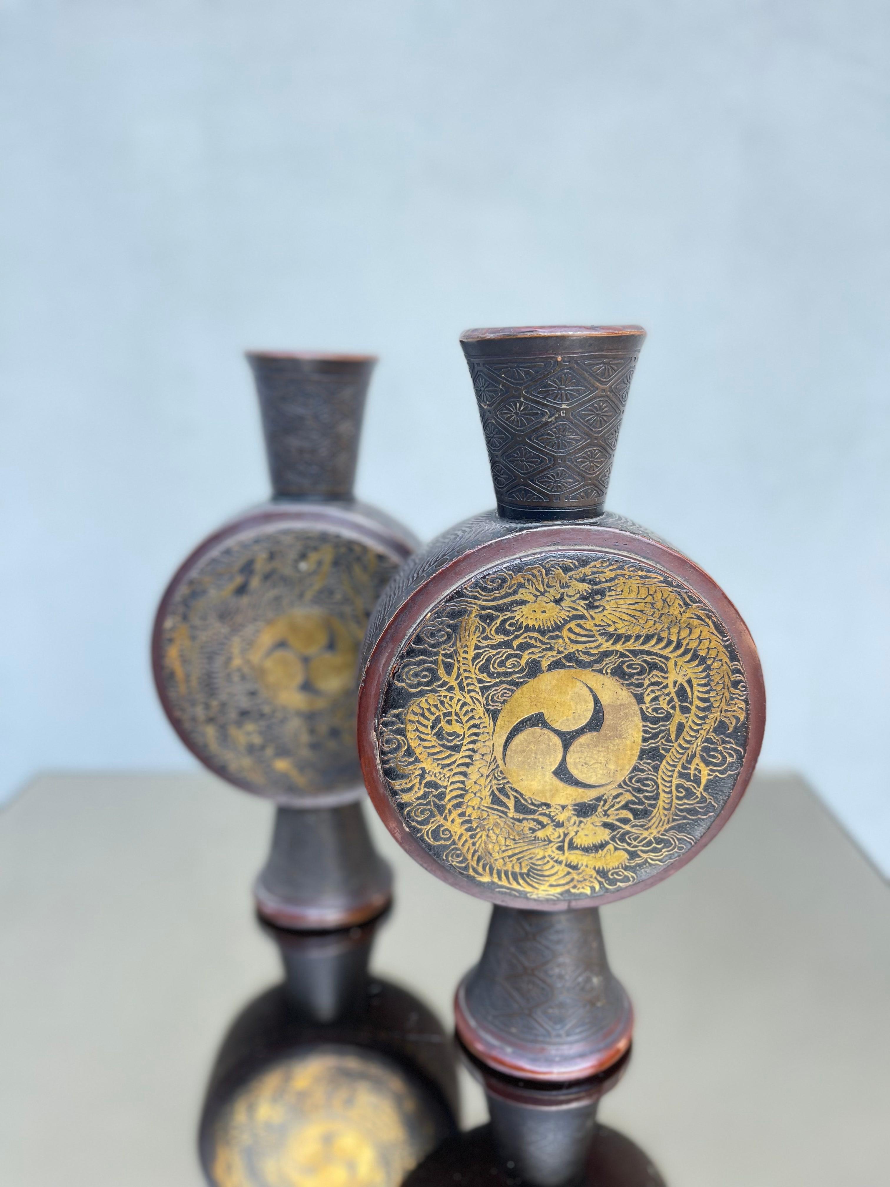20ième siècle antica coppia di vasi en rame sbalzato - décoro en rilievo ottone - XX Secolo en vente