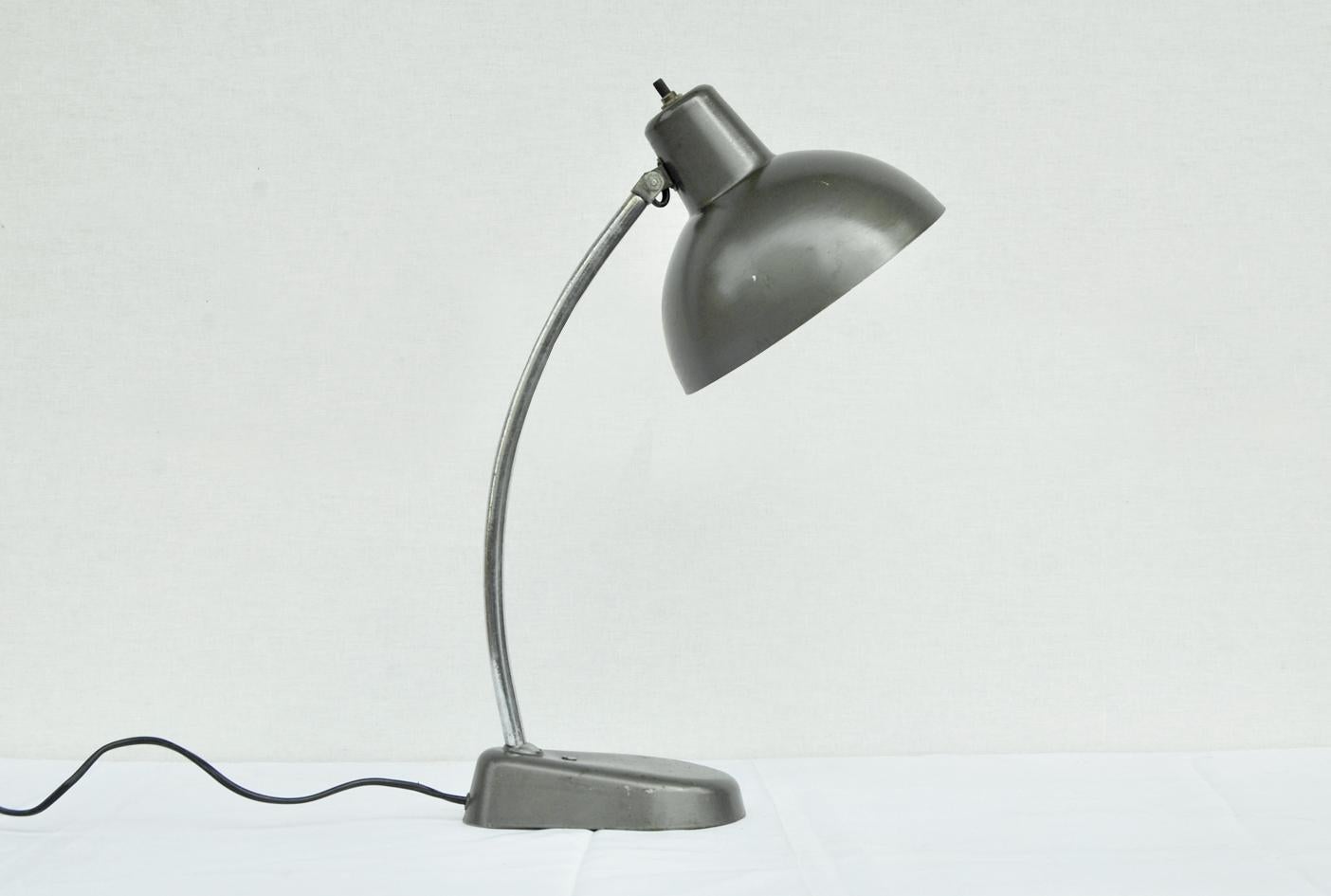 Lampe ministérielle ancienne des années 1940
Produite en Italie dans la première moitié du XXe siècle, cette belle lampe ministérielle est articulée,  a été construite en métal chromé et peinte en gris. Sa particularité réside dans le commutateur
