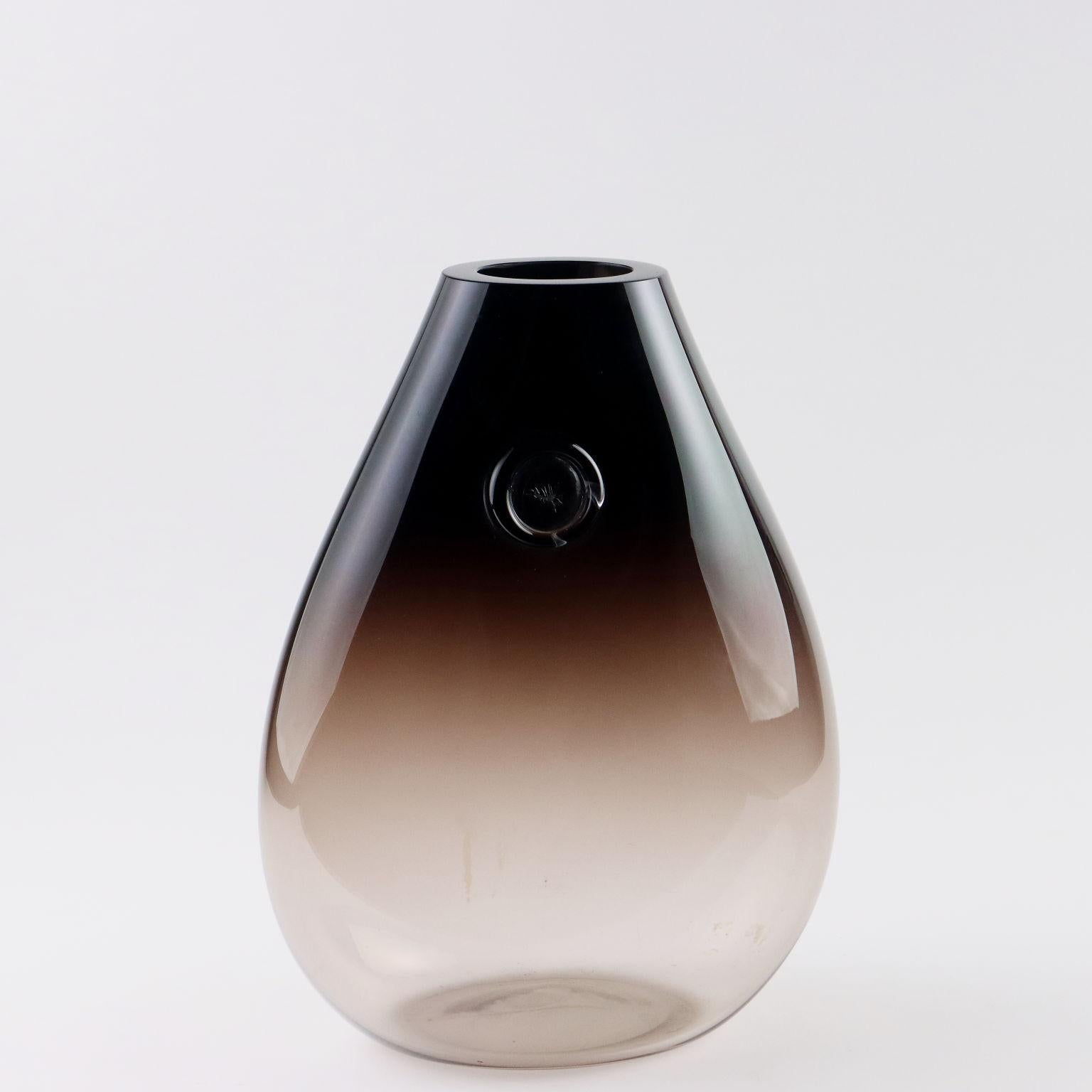 Vaso in vetro soffiato a forma di goccia. Sotto la base c'è la firma a punta del produttore.